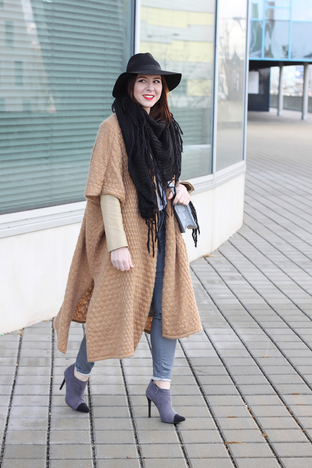 who is mocca, blogger tirol, fashionblogger, ootd, layering, lagenlook, beige, grau, neutral shades, wie kombinieren, how to style, wie traegt man, cape, poncho, anklets, fedora, rote lippen, ledermantel, vintage, topshop, cross body, fransenschal, barts, primark