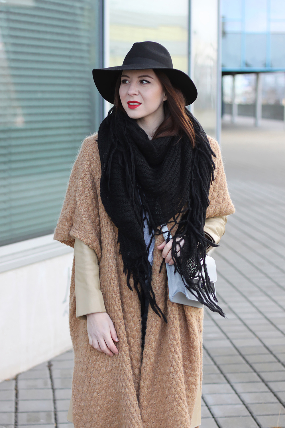 who is mocca, blogger tirol, fashionblogger, ootd, layering, lagenlook, beige, grau, neutral shades, wie kombinieren, how to style, wie traegt man, cape, poncho, anklets, fedora, rote lippen, ledermantel, vintage, topshop, cross body, fransenschal, barts, primark