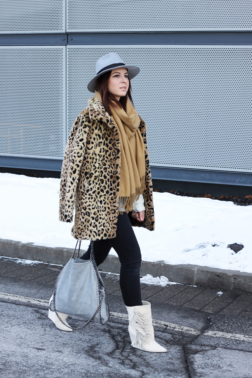 who is mocca, blogger tirol, mode, fashion, beauty, food, rezepte, lifestyle, leopard mantel kombinieren, isabel marant boots fransen, stella mccartney falabella lookalike, fedora hut grau, boohoo, strickpullover oversize, ootd, outfitinspiration, skinny shaping jeans, graues basic shirt