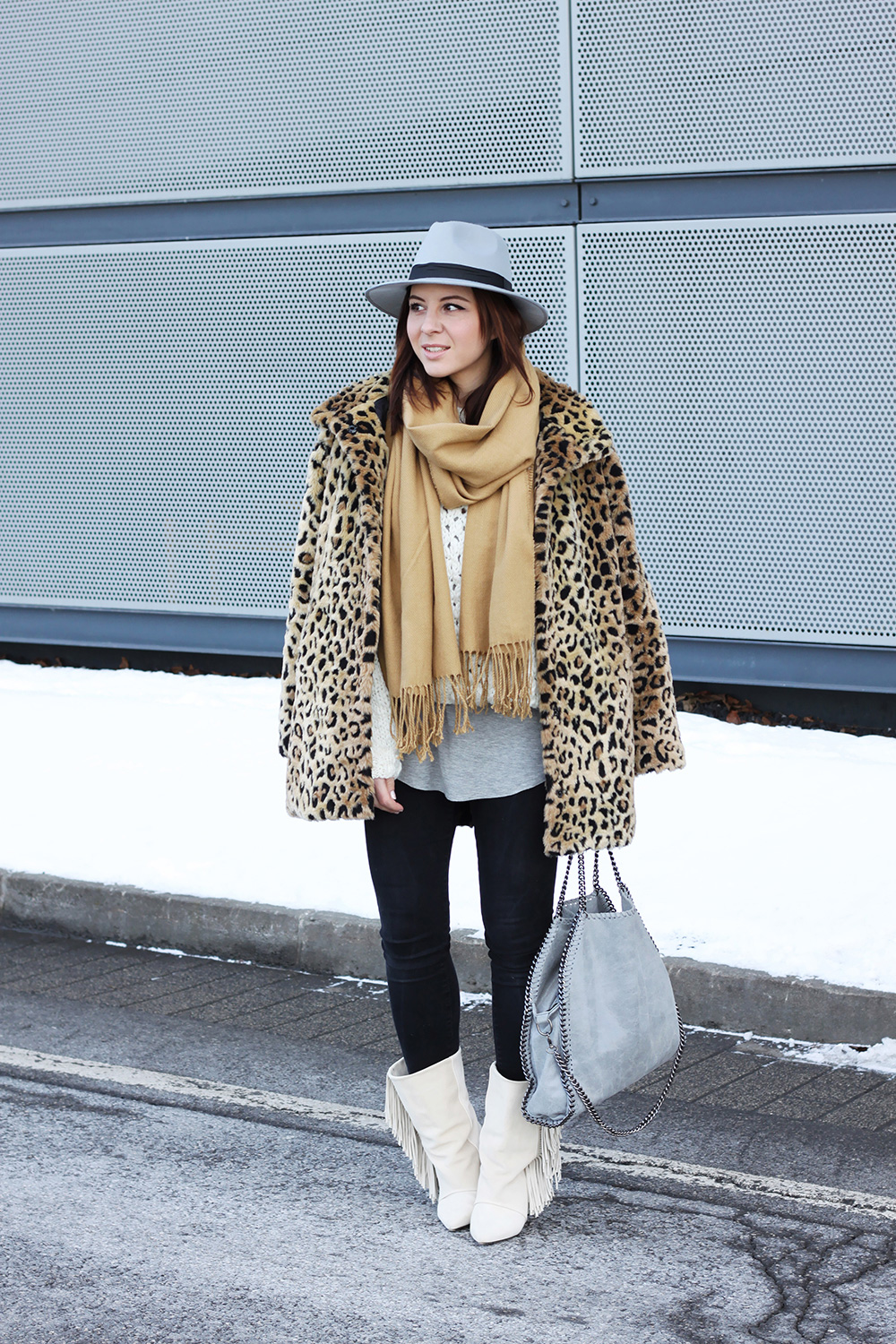 who is mocca, blogger tirol, mode, fashion, beauty, food, rezepte, lifestyle, leopard mantel kombinieren, isabel marant boots fransen, stella mccartney falabella lookalike, fedora hut grau, boohoo, strickpullover oversize, ootd, outfitinspiration, skinny shaping jeans, graues basic shirt