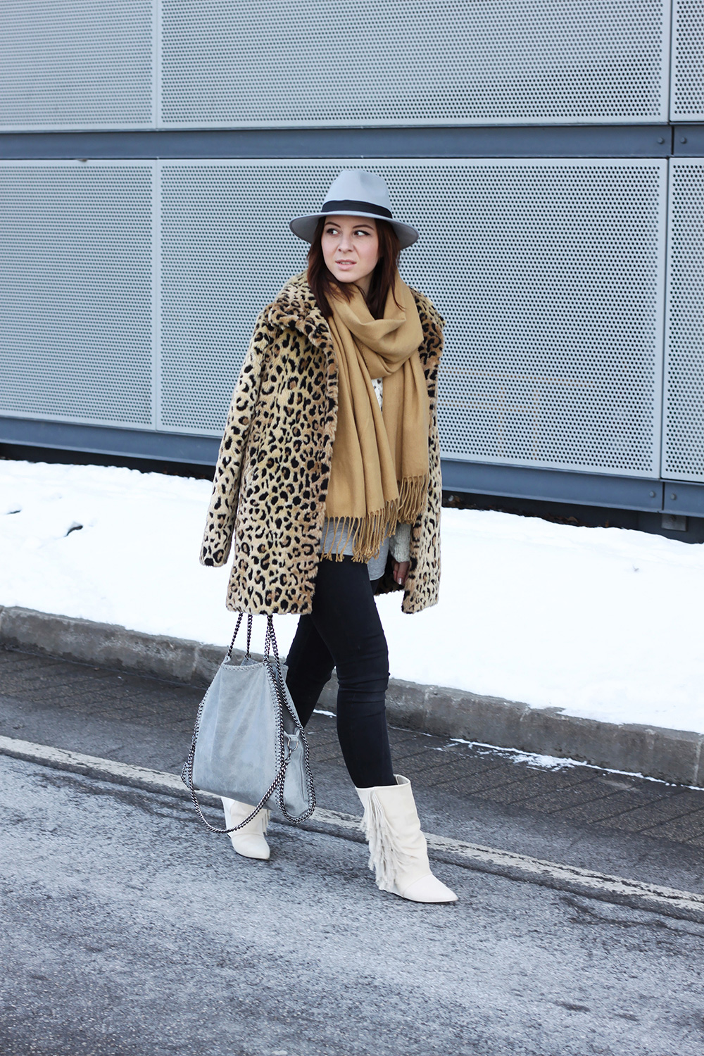 who is mocca, blogger tirol, mode, fashion, beauty, food, rezepte, lifestyle, leopard mantel kombinieren, isabel marant boots fransen, stella mccartney falabella lookalike, fedora hut grau, boohoo, strickpullover oversize, ootd, outfitinspiration, skinny shaping jeans, graues basic shirt