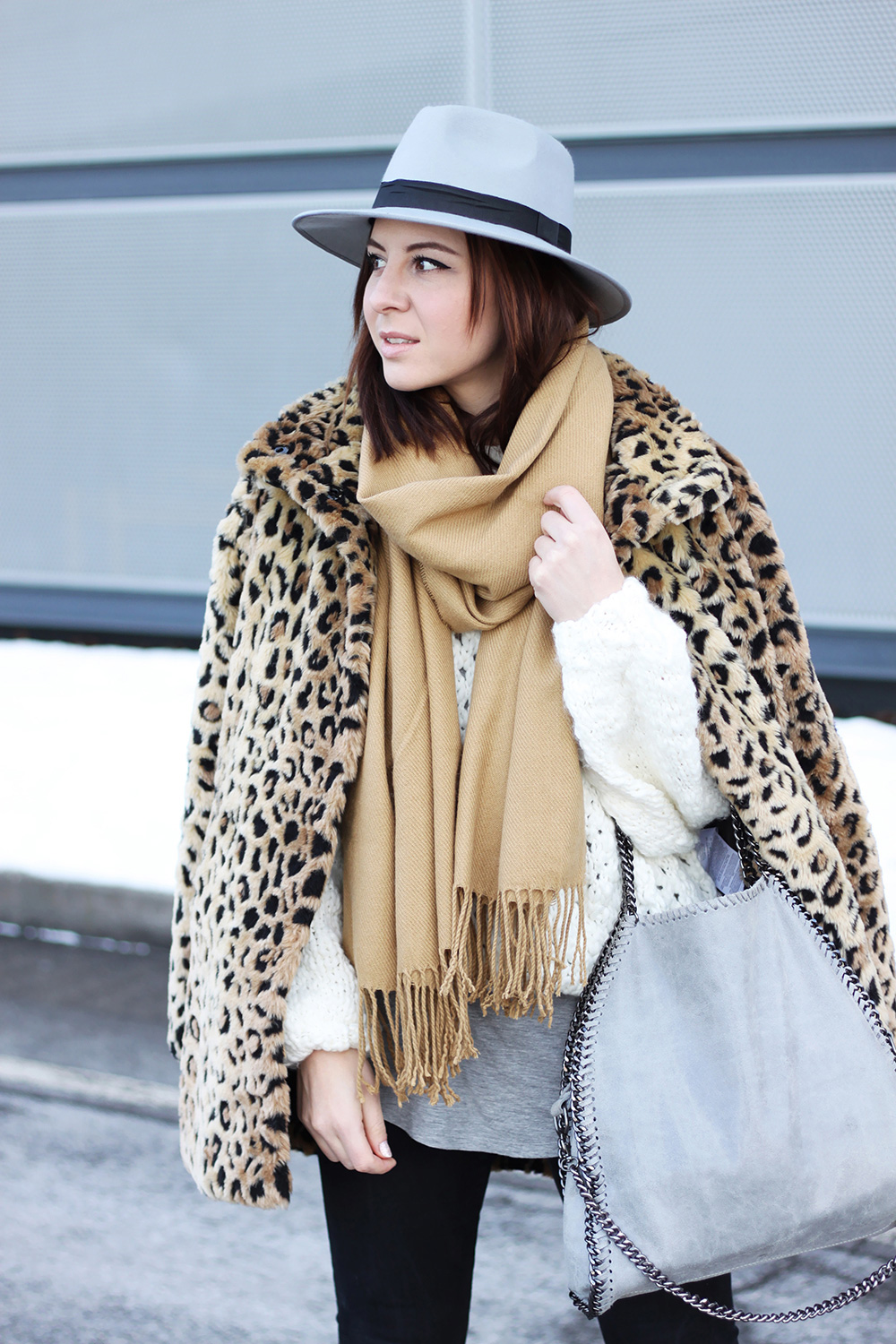 who is mocca, blogger tirol, mode, fashion, beauty, food, rezepte, lifestyle, leopard mantel kombinieren, isabel marant boots fransen, stella mccartney falabella lookalike, fedora hut grau, boohoo, strickpullover oversize, ootd, outfitinspiration, skinny shaping jeans, graues basic shirt