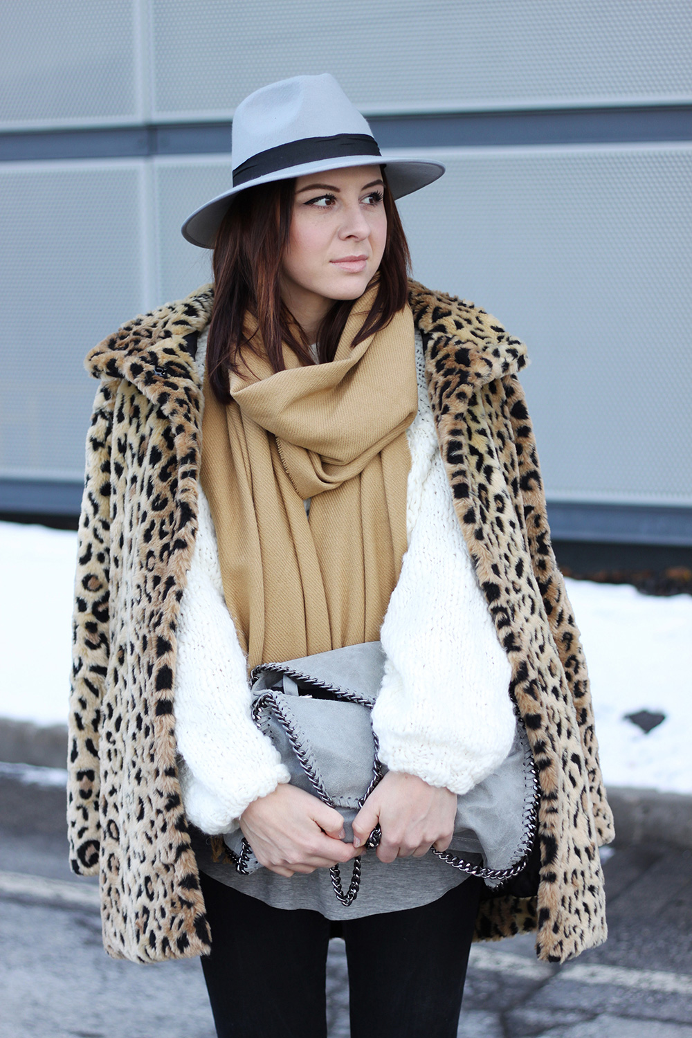 who is mocca, blogger tirol, mode, fashion, beauty, food, rezepte, lifestyle, leopard mantel kombinieren, isabel marant boots fransen, stella mccartney falabella lookalike, fedora hut grau, boohoo, strickpullover oversize, ootd, outfitinspiration, skinny shaping jeans, graues basic shirt