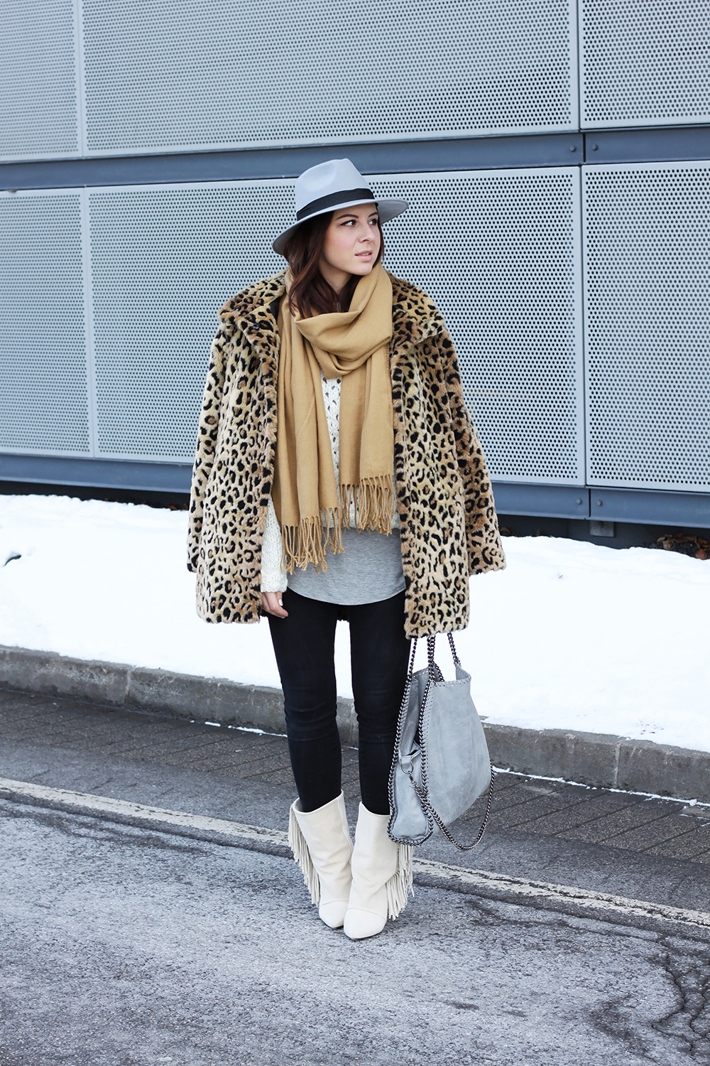 who is mocca, blogger tirol, mode, fashion, beauty, food, rezepte, lifestyle, leopard mantel kombinieren, isabel marant boots fransen, stella mccartney falabella lookalike, fedora hut grau, boohoo, strickpullover oversize, ootd, outfitinspiration, skinny shaping jeans, graues basic shirt