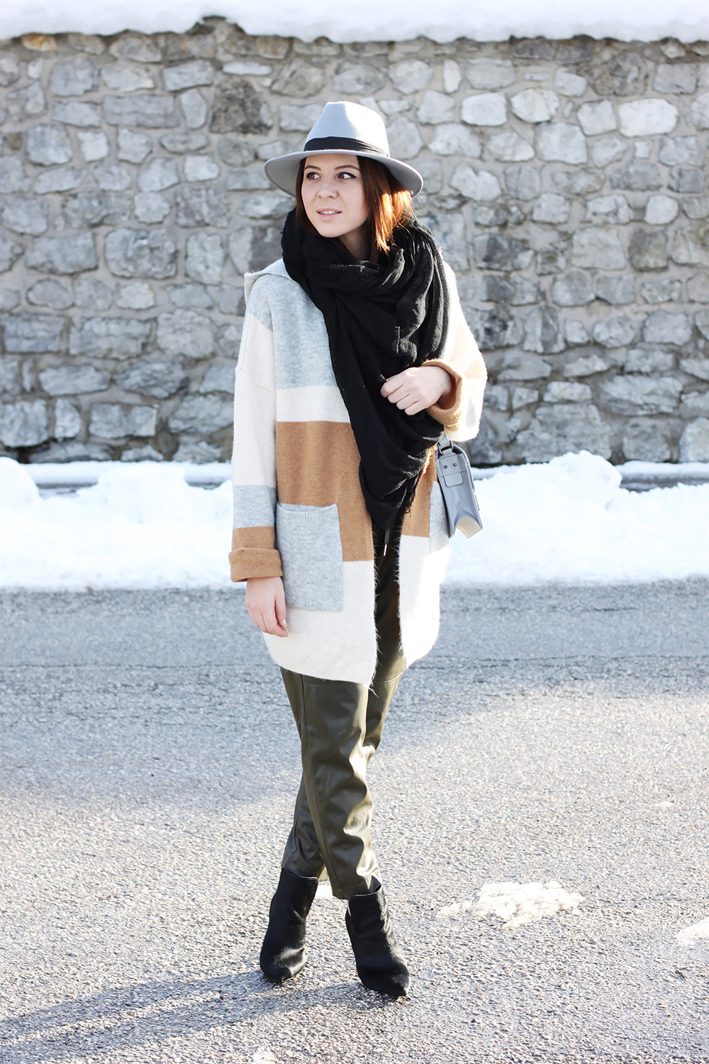 who is mocca, blogger tirol, fashionblog, beautyblog, interiorblog, foodblog, lifestyle, oesterreich, austria, ootd, topshop cardigan, cross body bag, fell boots zara, fedora hut grau boohoo, xl schal, lockere lederhose khaki