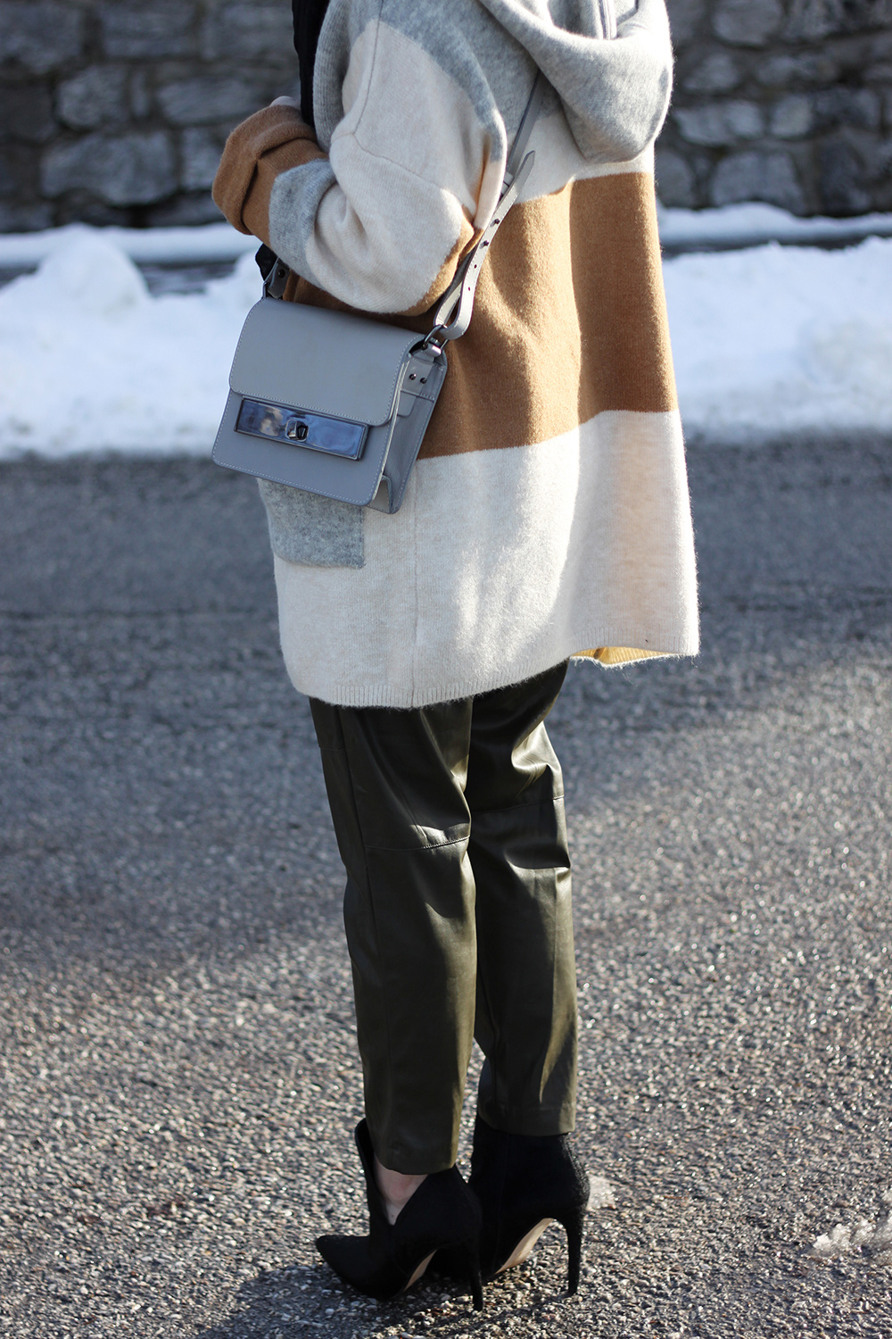 who is mocca, blogger tirol, fashionblog, beautyblog, interiorblog, foodblog, lifestyle, oesterreich, austria, ootd, topshop cardigan, cross body bag, fell boots zara, fedora hut grau boohoo, xl schal, lockere lederhose khaki