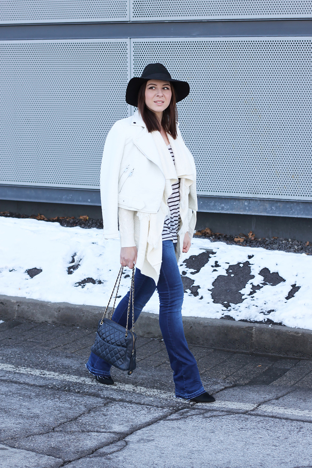 who is mocca, fashionblog tirol, blogger, flared jeans, spitze ankle boots, lederjacke pull and bear, layering, lagenlook, fedora, schlaghose, schlagjeans, streifen, chanel, vintage, 