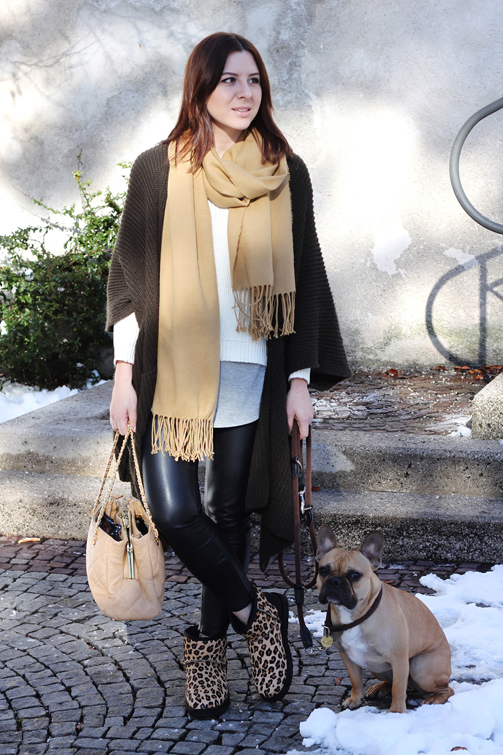 who is mocca, fashionblog, blogger, tirol, oesterreich, austria, foodblogger, frenchie, gesteppte tasche, layering, lagenlook, cape, lederhose, camel schal fransen forever21, ugg boots leo mini, ugg australia