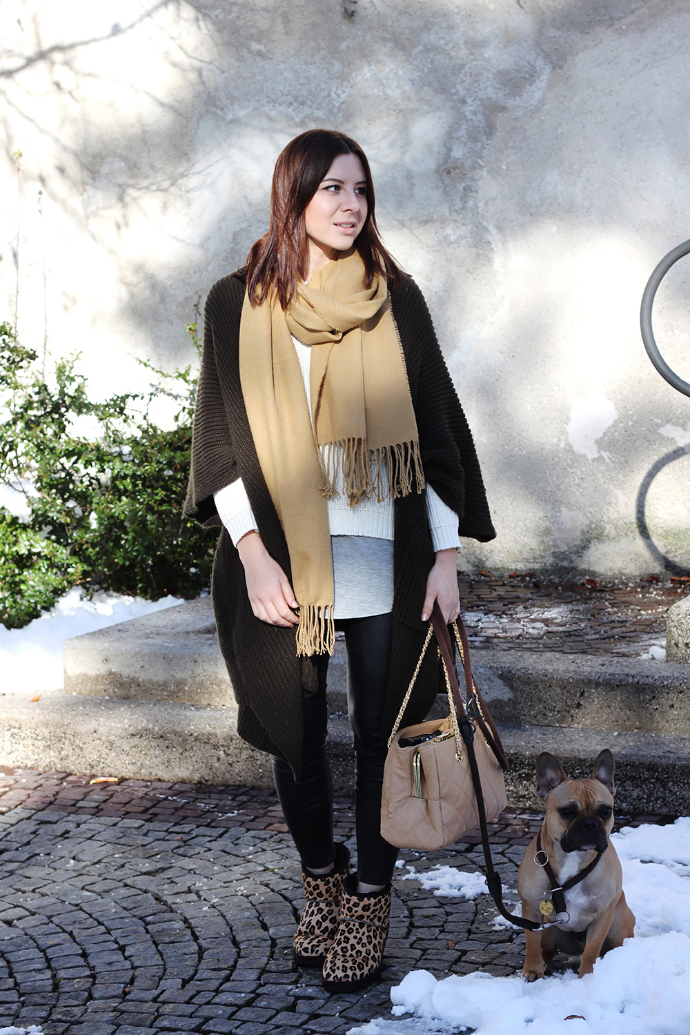 who is mocca, fashionblog, blogger, tirol, oesterreich, austria, foodblogger, frenchie, gesteppte tasche, layering, lagenlook, cape, lederhose, camel schal fransen forever21, ugg boots leo mini, ugg australia