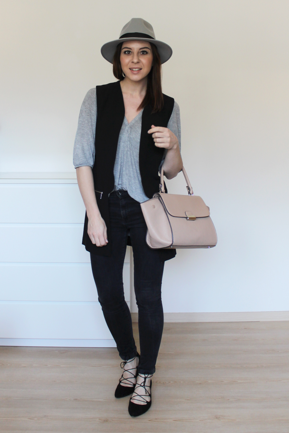 who is mocca, blogger, tirol, outfit, ootd, fashionblogger, weekly wardrobe review, alltagsoutfit, everyday look, inspiration, wie kombiniere ich, how to style, jeans, trapez bag mango, weste asos, strappy ballerinas sarenza aquazzura, whoismocca.me