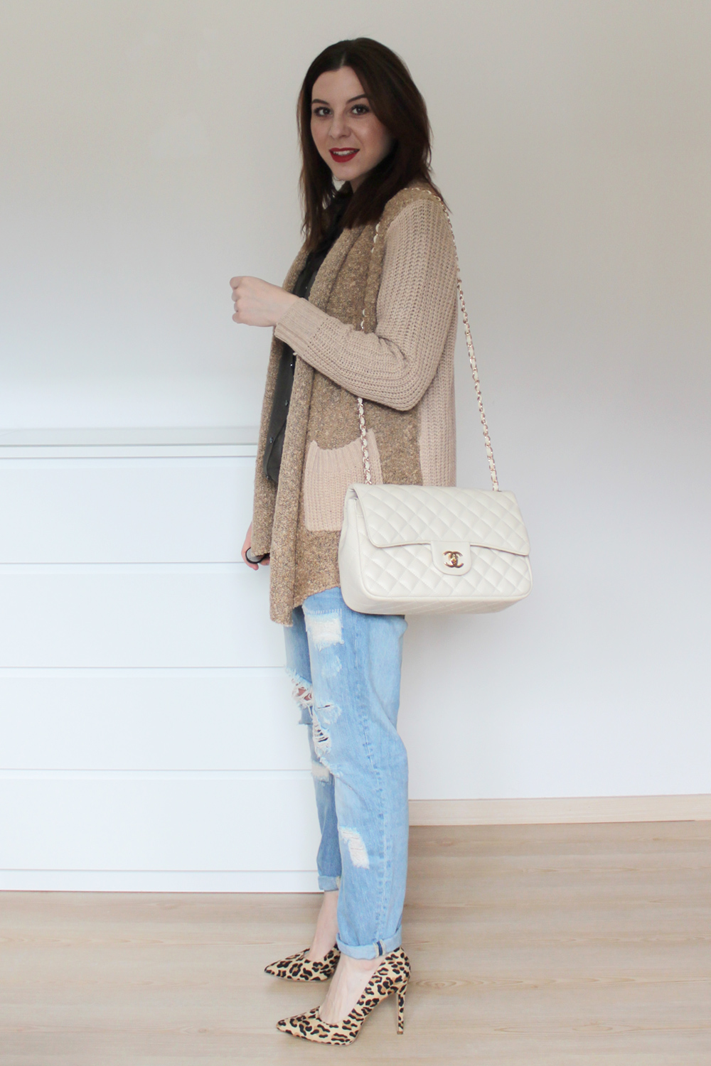 who is mocca, blogger, tirol, outfit, ootd, fashionblogger, weekly wardrobe review, alltagsoutfit, everyday look, inspiration, wie kombiniere ich, how to style, chanel 255 jumbo bag beige, newlook leopard pumps, cardigan oasap, boyfriend jeans zara, whoismocca.me