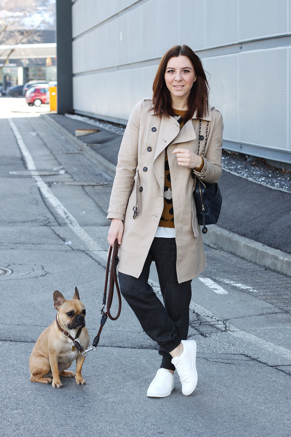 who is mocca, blogger tirol, tirolerin, fashion, mode, austria, oesterreich, pimkie sneaker weiss, adidas stan smith outfit, trenchcoat orsay, zara hose baggypants, chanel tasche camera vintage, forver21 pullover leopard, casual, frenchie, whoismocca.me