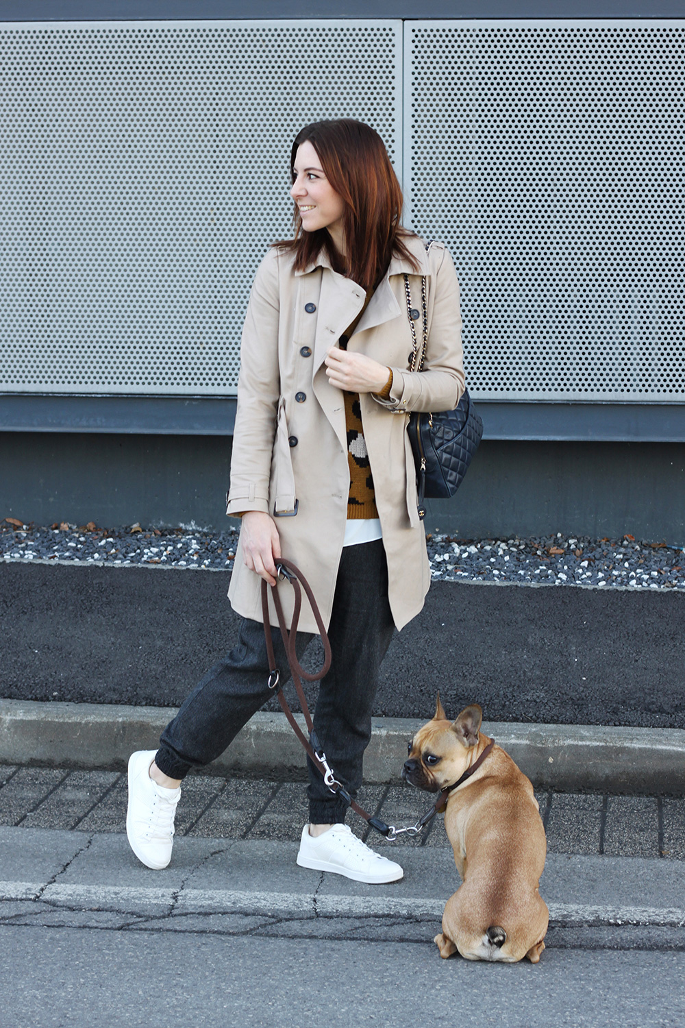 who is mocca, blogger tirol, tirolerin, fashion, mode, austria, oesterreich, pimkie sneaker weiss, adidas stan smith outfit, trenchcoat orsay, zara hose baggypants, chanel tasche camera vintage, forver21 pullover leopard, casual, frenchie, whoismocca.me