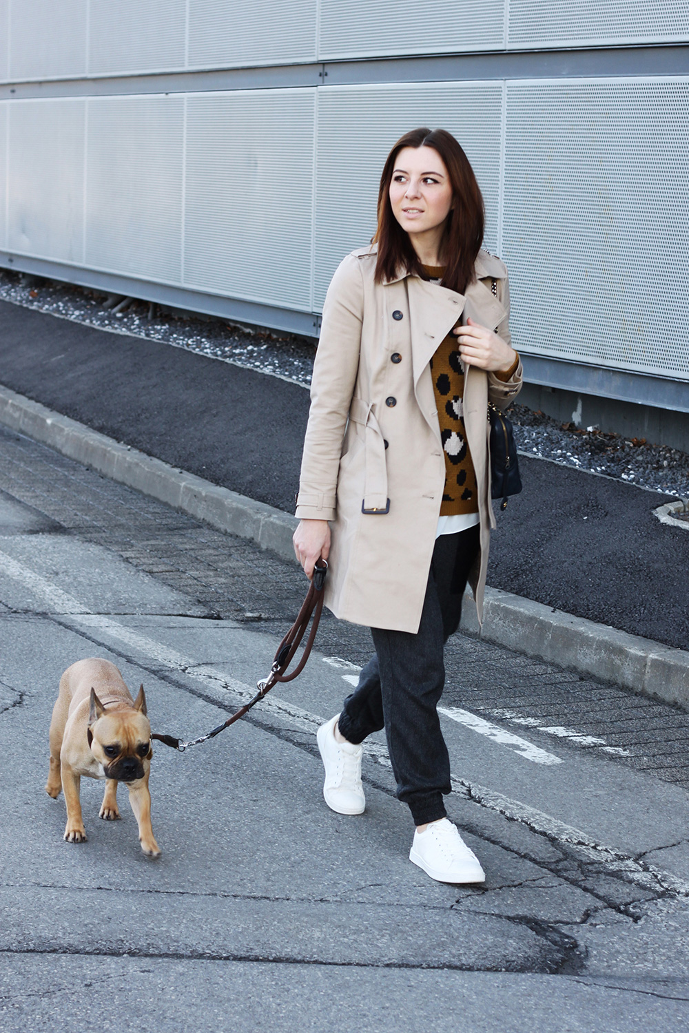 who is mocca, blogger tirol, tirolerin, fashion, mode, austria, oesterreich, pimkie sneaker weiss, adidas stan smith outfit, trenchcoat orsay, zara hose baggypants, chanel tasche camera vintage, forver21 pullover leopard, casual, frenchie, whoismocca.me