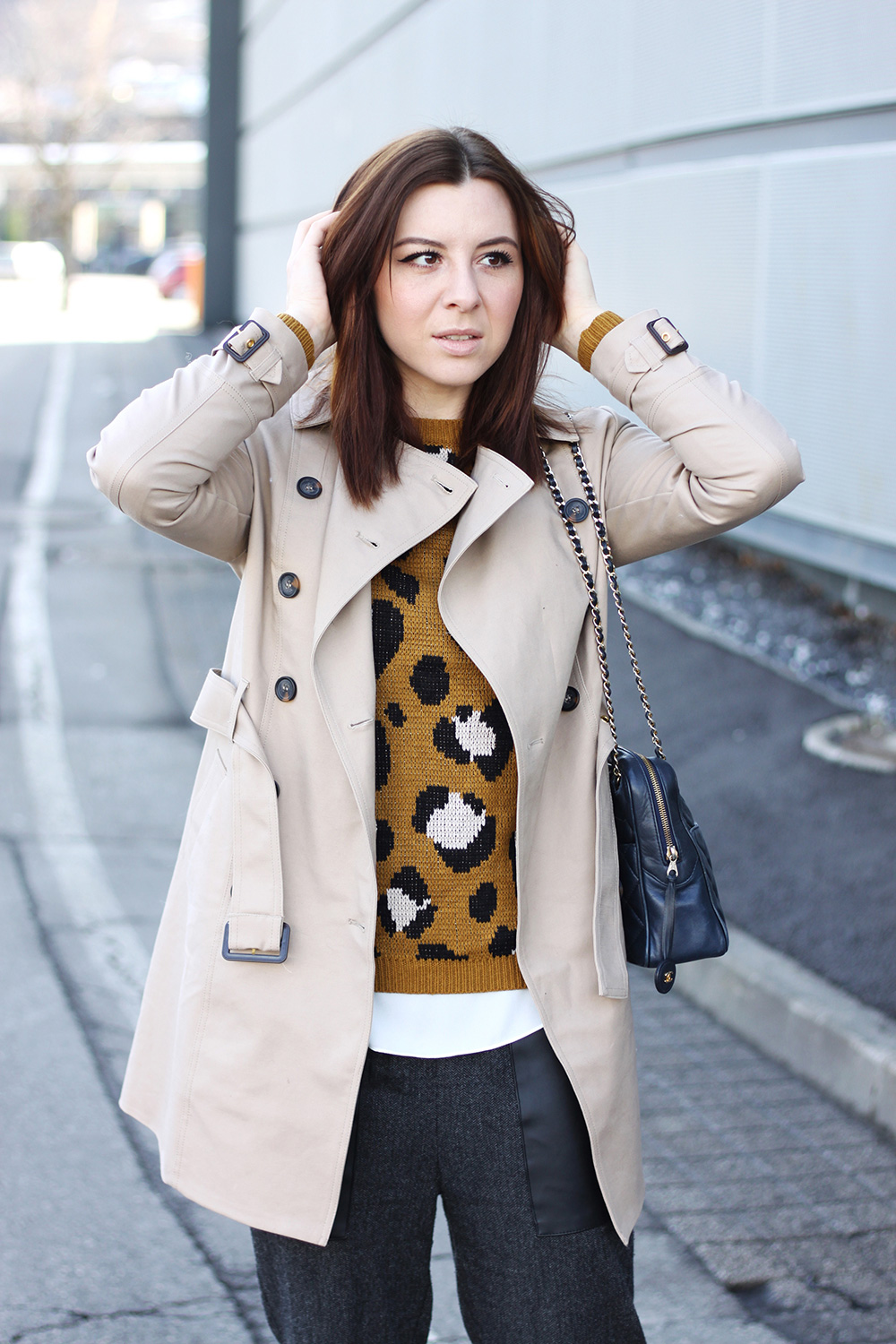 who is mocca, blogger tirol, tirolerin, fashion, mode, austria, oesterreich, pimkie sneaker weiss, adidas stan smith outfit, trenchcoat orsay, zara hose baggypants, chanel tasche camera vintage, forver21 pullover leopard, casual, frenchie, whoismocca.me