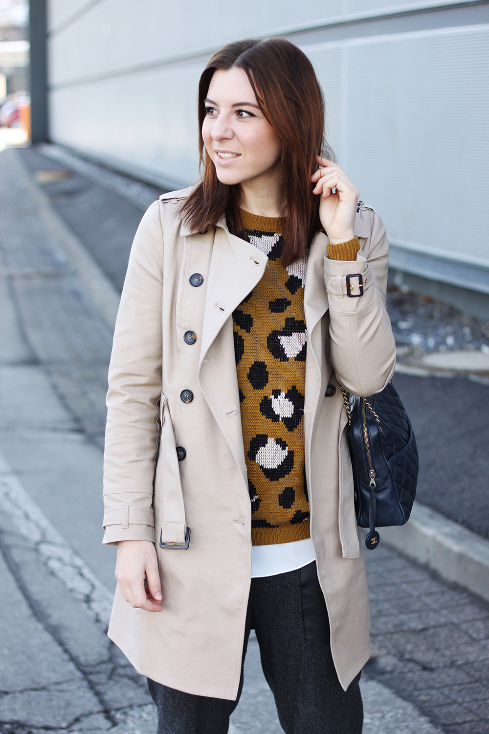 who is mocca, blogger tirol, tirolerin, fashion, mode, austria, oesterreich, pimkie sneaker weiss, adidas stan smith outfit, trenchcoat orsay, zara hose baggypants, chanel tasche camera vintage, forver21 pullover leopard, casual, frenchie, whoismocca.me