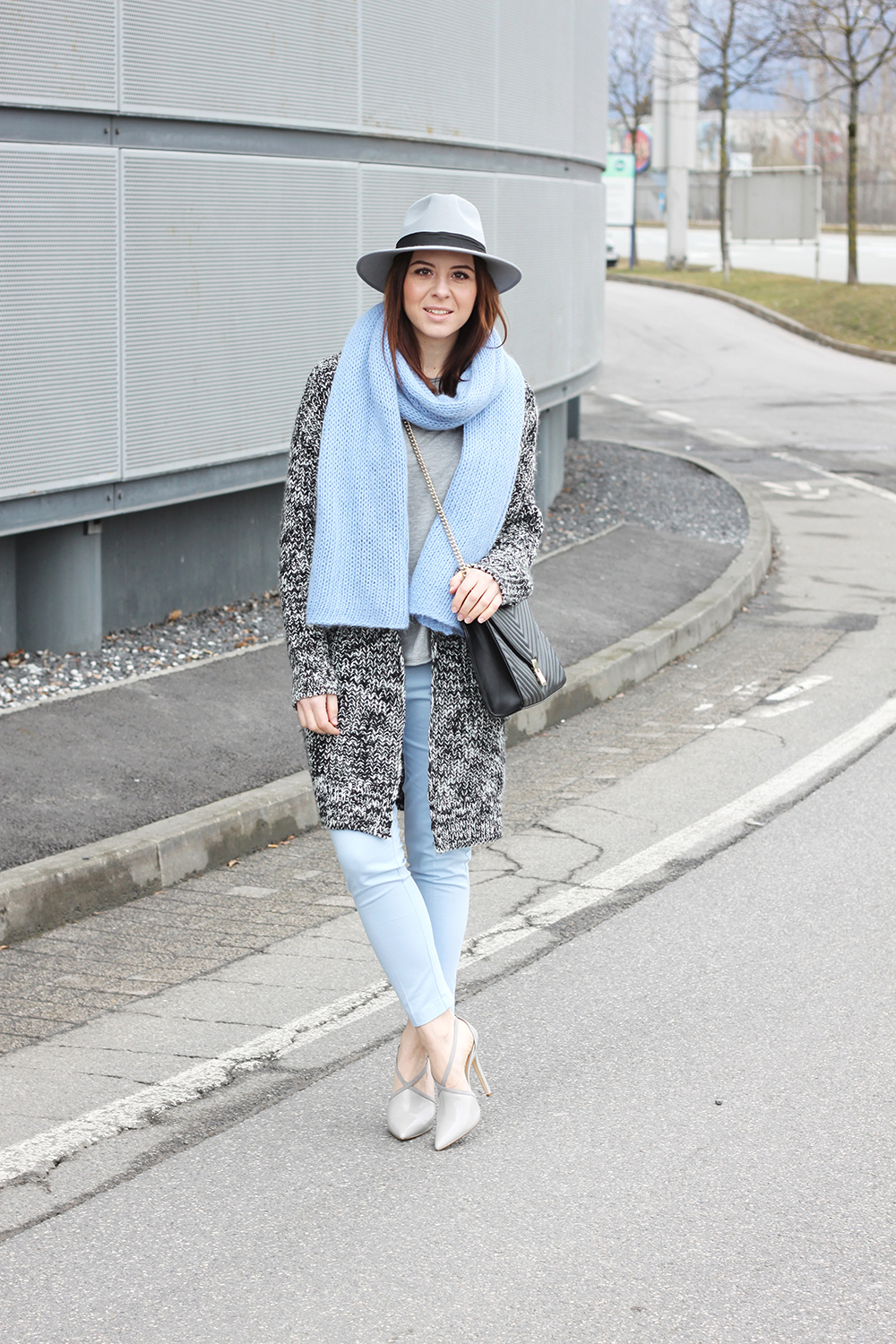 who is mocca, blogger, tirol, tirolerin, mode, fashion, fruehling, spring, outfit, pastell, hellblau, orsay, justfab, strickschal, cardigan, saint laurant lookalike bag, fedora grau boohoo, whoismocca.me