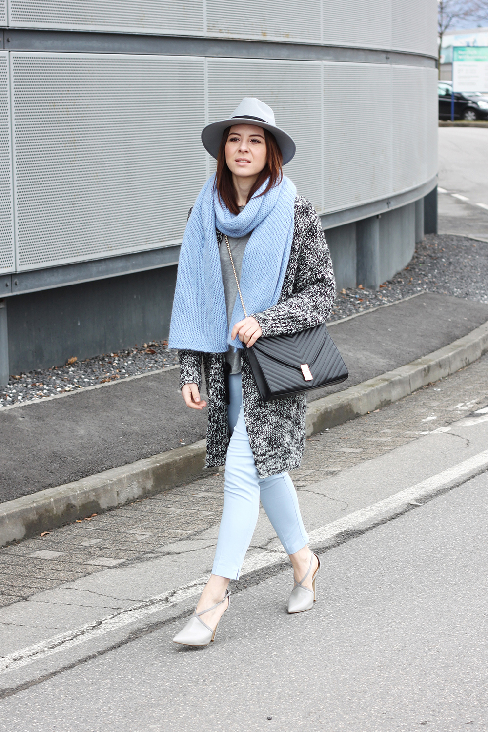 who is mocca, blogger, tirol, tirolerin, mode, fashion, fruehling, spring, outfit, pastell, hellblau, orsay, justfab, strickschal, cardigan, saint laurant lookalike bag, fedora grau boohoo, whoismocca.me