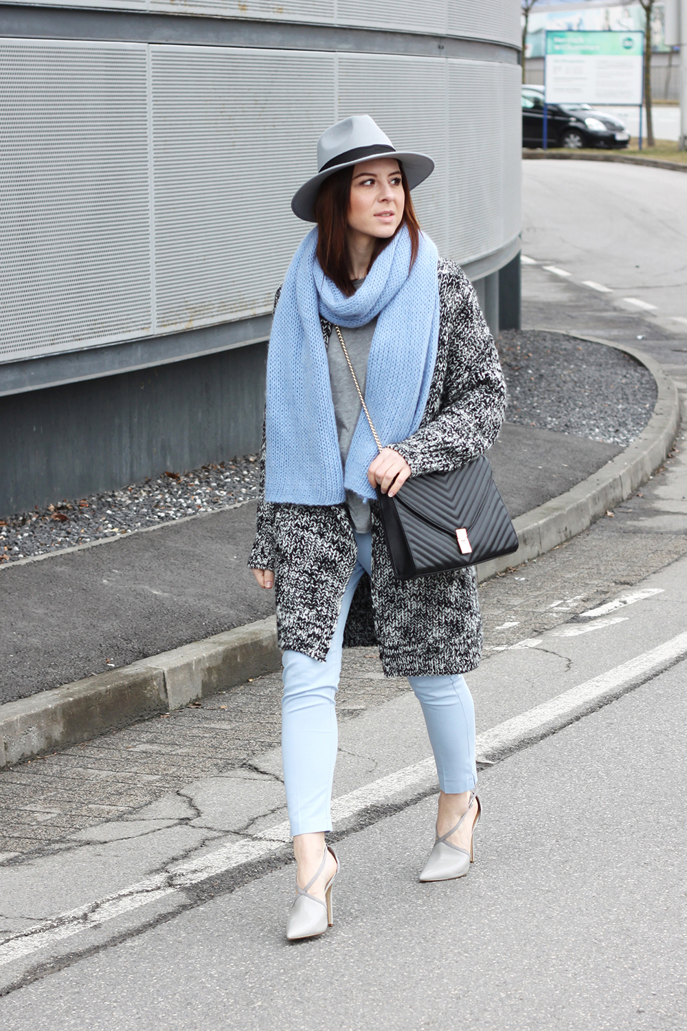 who is mocca, blogger, tirol, tirolerin, mode, fashion, fruehling, spring, outfit, pastell, hellblau, orsay, justfab, strickschal, cardigan, saint laurant lookalike bag, fedora grau boohoo, whoismocca.me