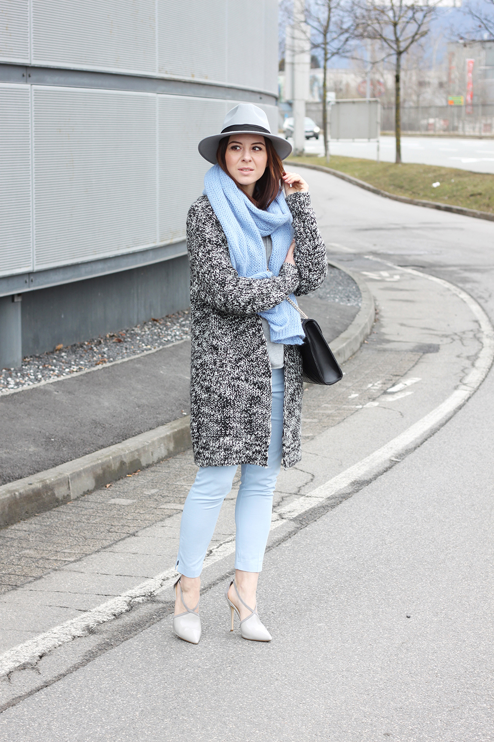 who is mocca, blogger, tirol, tirolerin, mode, fashion, fruehling, spring, outfit, pastell, hellblau, orsay, justfab, strickschal, cardigan, saint laurant lookalike bag, fedora grau boohoo, whoismocca.me