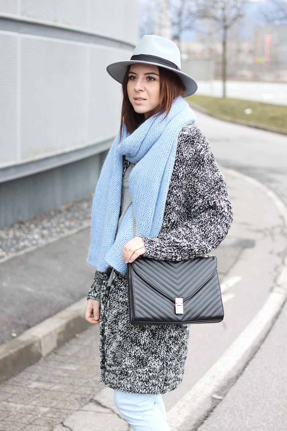 who is mocca, blogger, tirol, tirolerin, mode, fashion, fruehling, spring, outfit, pastell, hellblau, orsay, justfab, strickschal, cardigan, saint laurant lookalike bag, fedora grau boohoo, whoismocca.me