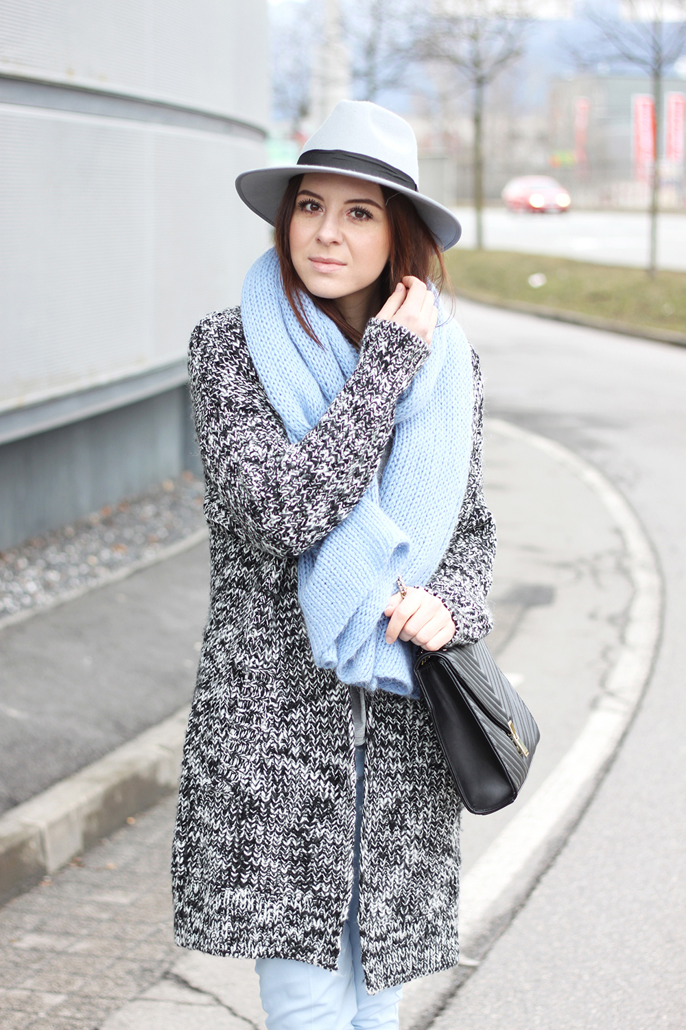 who is mocca, blogger, tirol, tirolerin, mode, fashion, fruehling, spring, outfit, pastell, hellblau, orsay, justfab, strickschal, cardigan, saint laurant lookalike bag, fedora grau boohoo, whoismocca.me