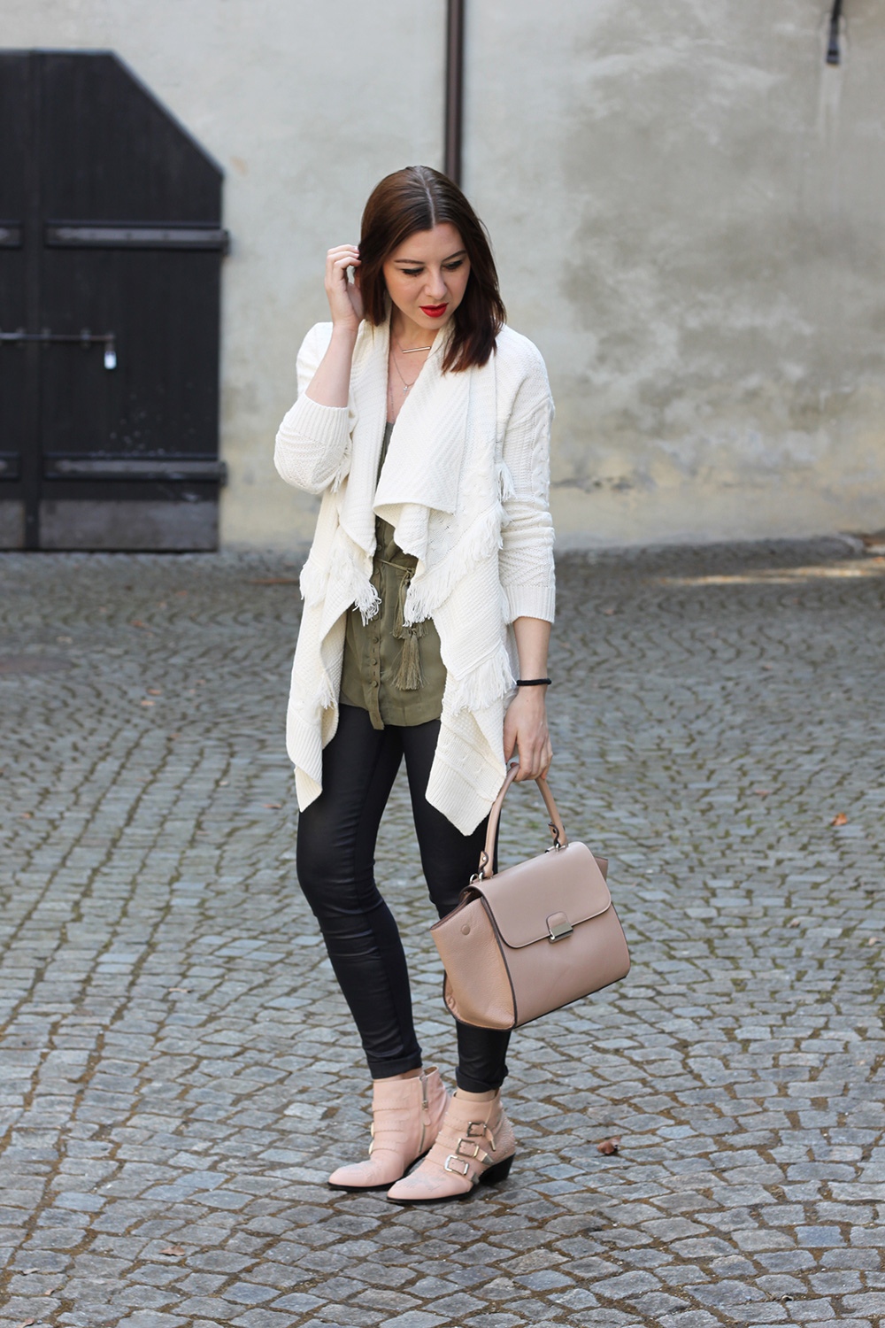 who is mocca, fashionblog, blogger, tirol, mode, fashion, chloe boots susanna, khaki bluse hm trend, vide dressing, 2nd hand, fransen cardigan forever21, trapez bag mango celine lookalike, whoismocca.me