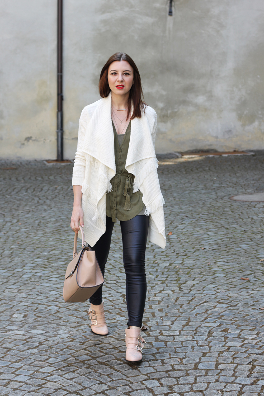 who is mocca, fashionblog, blogger, tirol, mode, fashion, chloe boots susanna, khaki bluse hm trend, vide dressing, 2nd hand, fransen cardigan forever21, trapez bag mango celine lookalike, whoismocca.me