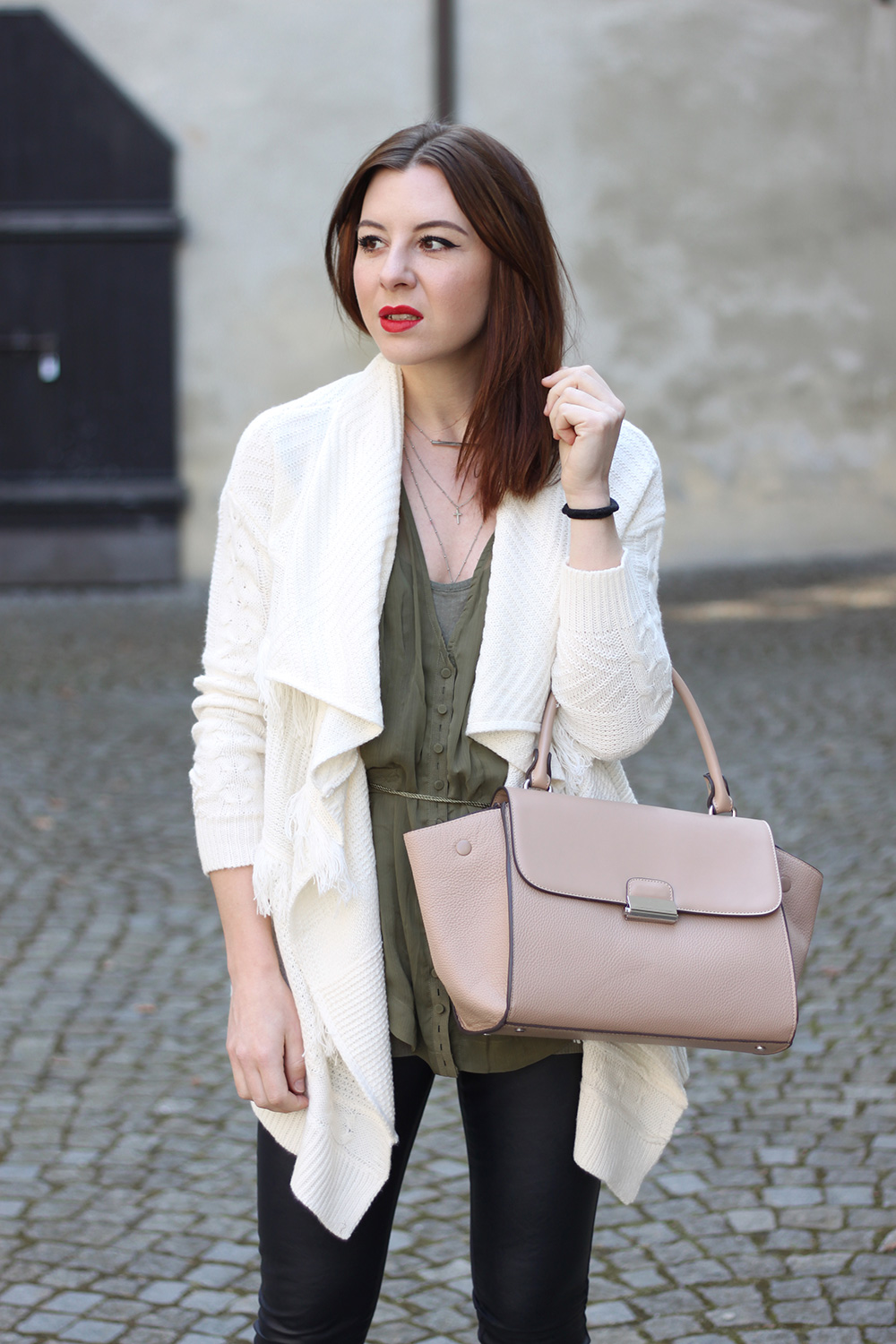 who is mocca, fashionblog, blogger, tirol, mode, fashion, chloe boots susanna, khaki bluse hm trend, vide dressing, 2nd hand, fransen cardigan forever21, trapez bag mango celine lookalike, whoismocca.me