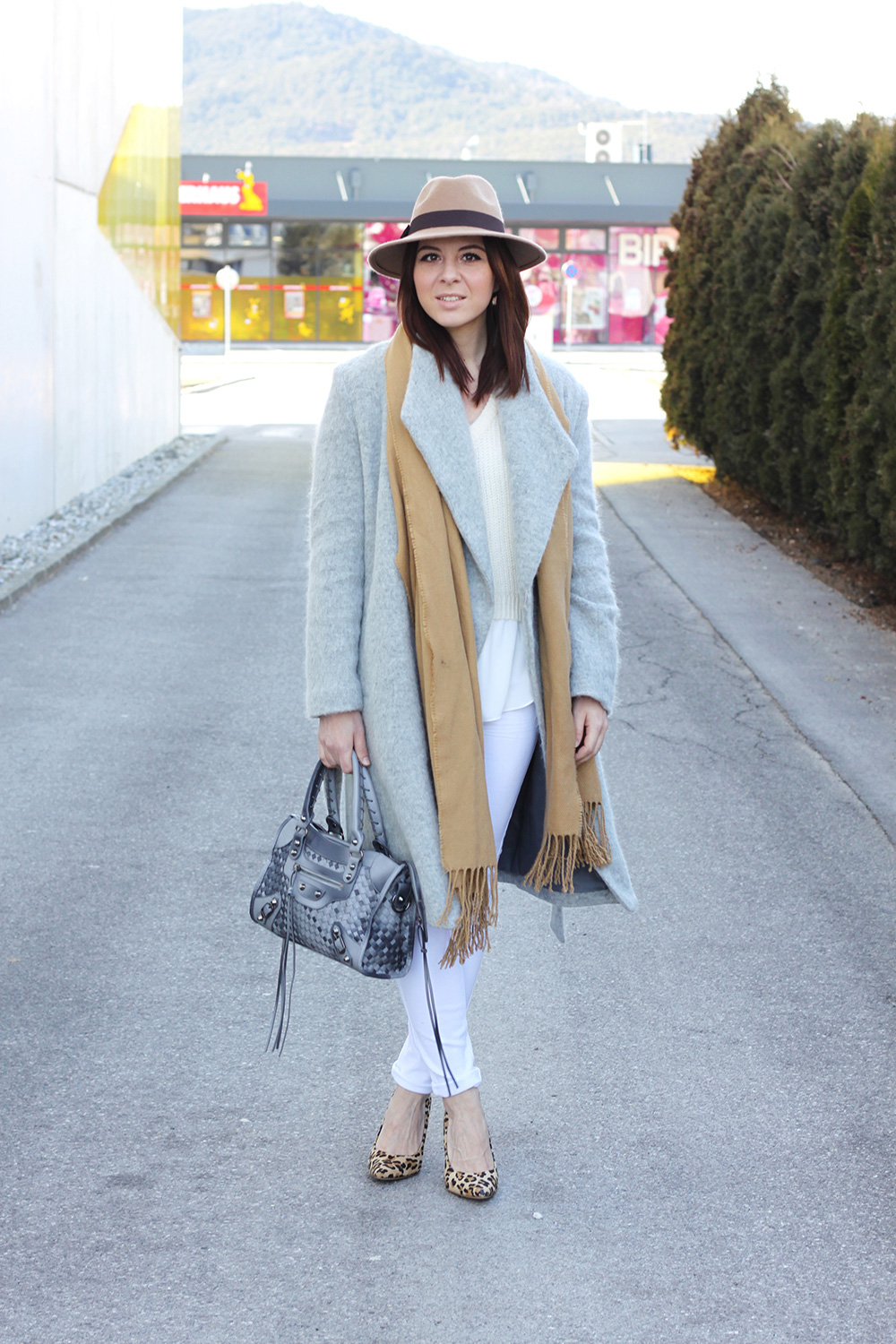 who is mocca, fashionblog, tirol, mode, beauty, tirolerin, new look, grauer mantel, leo pumps, forever21 schal camel, motorcycle bag balenciaga oasap lookalike, fedora braun beige primark, ootd weiss beige, whoismocca.me