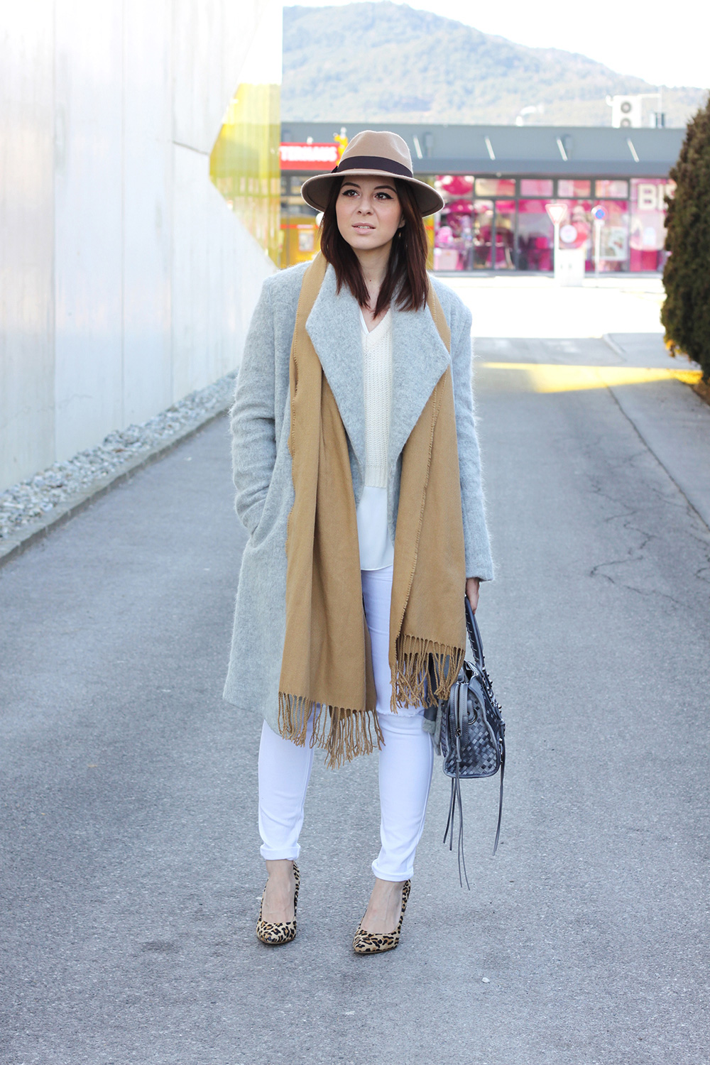 who is mocca, fashionblog, tirol, mode, beauty, tirolerin, new look, grauer mantel, leo pumps, forever21 schal camel, motorcycle bag balenciaga oasap lookalike, fedora braun beige primark, ootd weiss beige, whoismocca.me