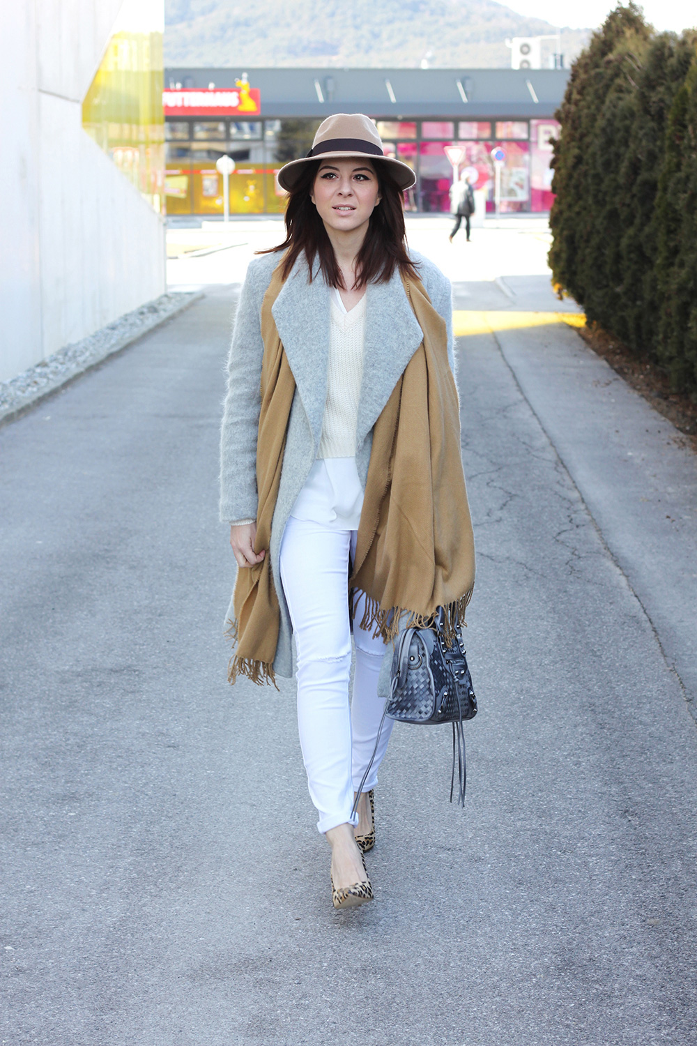 who is mocca, fashionblog, tirol, mode, beauty, tirolerin, new look, grauer mantel, leo pumps, forever21 schal camel, motorcycle bag balenciaga oasap lookalike, fedora braun beige primark, ootd weiss beige, whoismocca.me