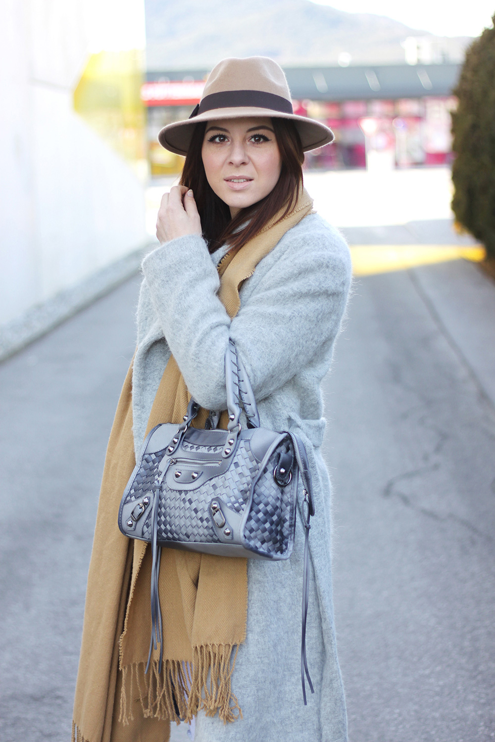 who is mocca, fashionblog, tirol, mode, beauty, tirolerin, new look, grauer mantel, leo pumps, forever21 schal camel, motorcycle bag balenciaga oasap lookalike, fedora braun beige primark, ootd weiss beige, whoismocca.me