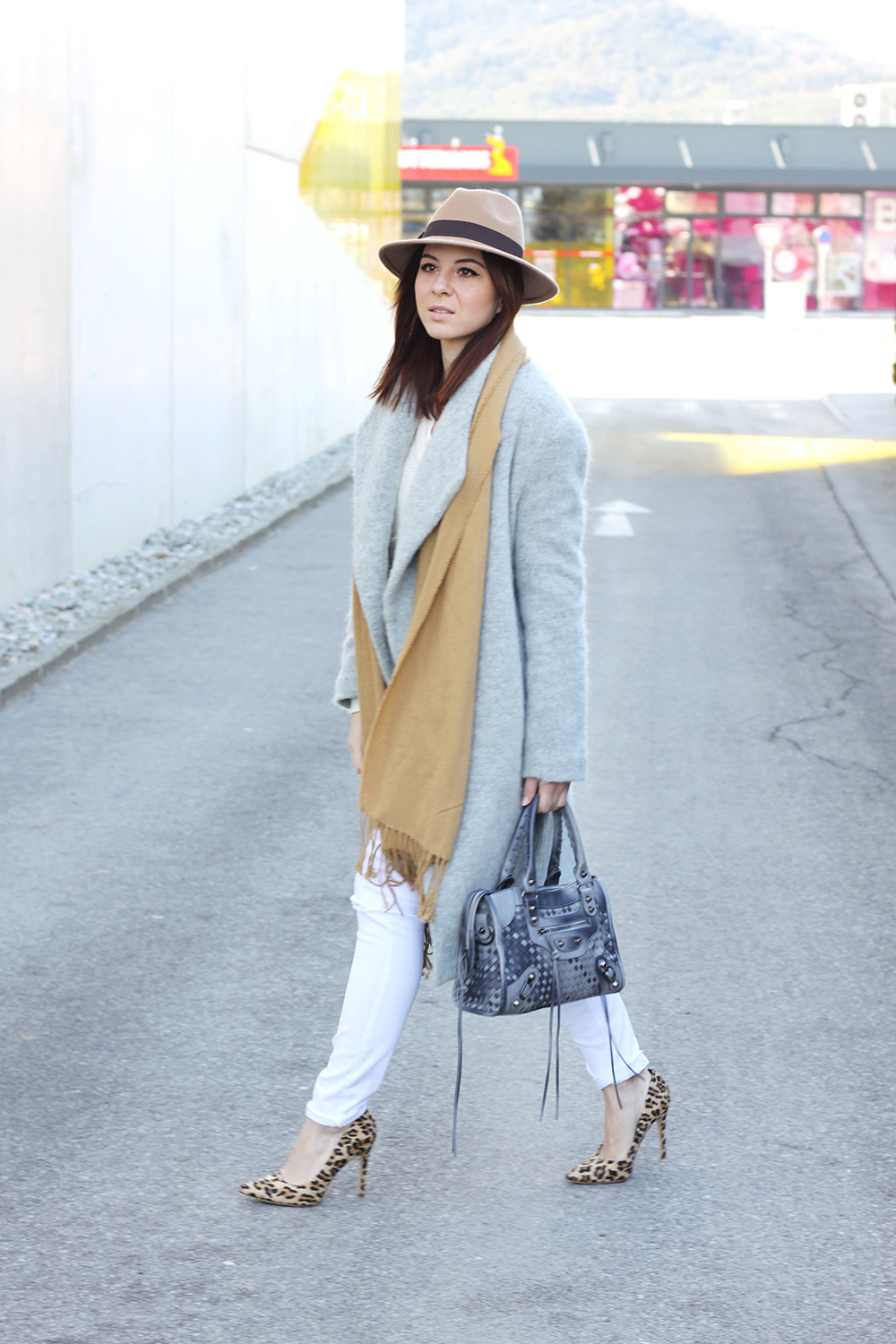 who is mocca, fashionblog, tirol, mode, beauty, tirolerin, new look, grauer mantel, leo pumps, forever21 schal camel, motorcycle bag balenciaga oasap lookalike, fedora braun beige primark, ootd weiss beige, whoismocca.me