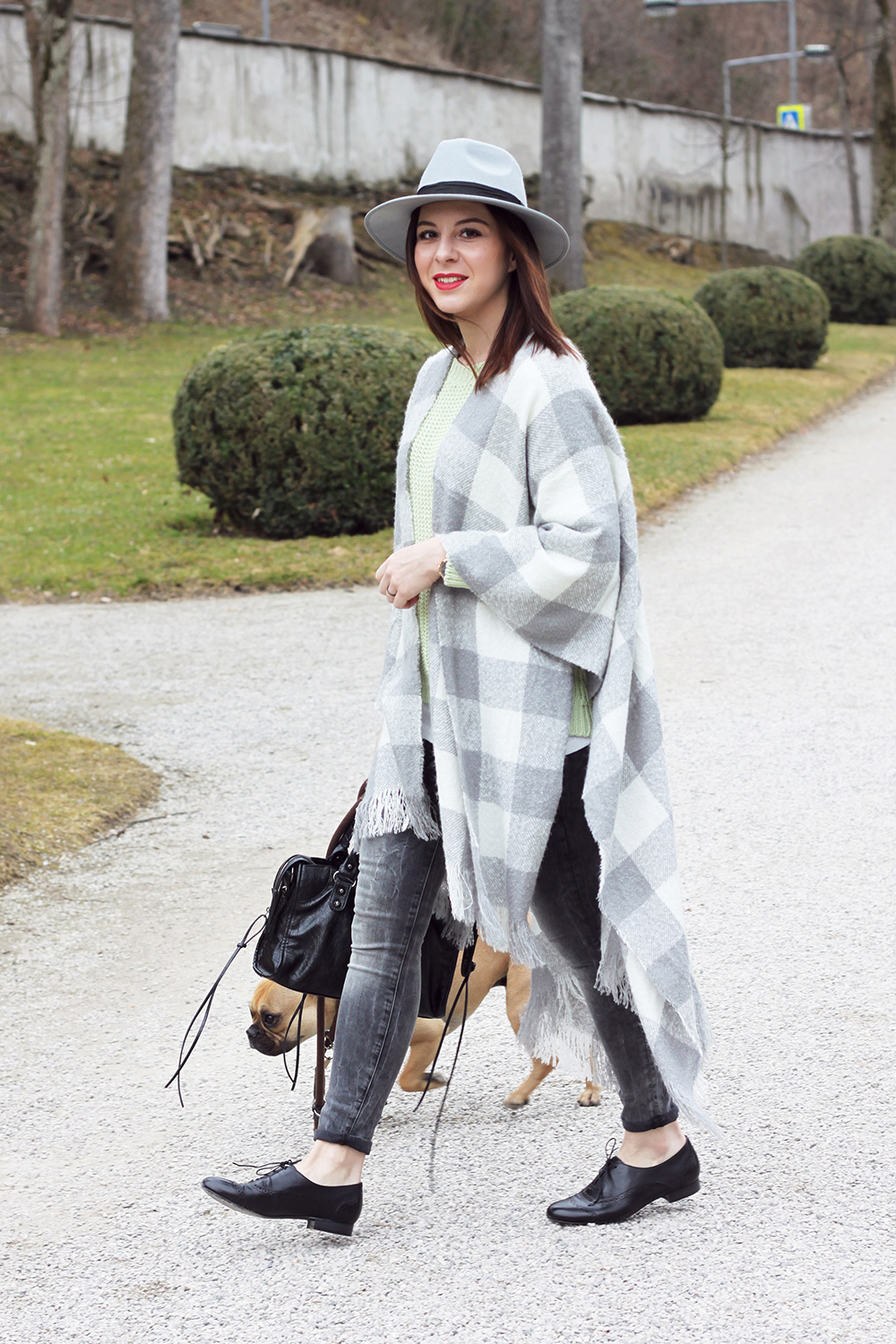 who is mocca, blogger, tirol, tirolerin, fashion, cape newlook, strickpullover hm trend, schnuerschuhe roland, oasap motorcycle bag, fedora boohoo, frenchie, whoismocca.me