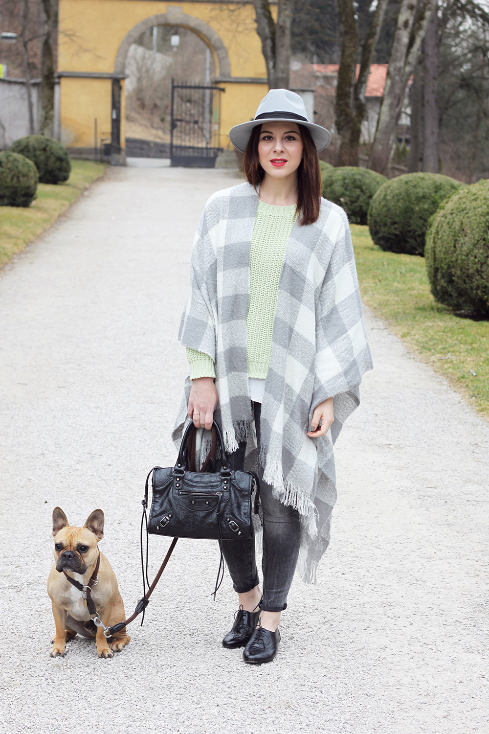 who is mocca, blogger, tirol, tirolerin, fashion, cape newlook, strickpullover hm trend, schnuerschuhe roland, oasap motorcycle bag, fedora boohoo, frenchie, whoismocca.me