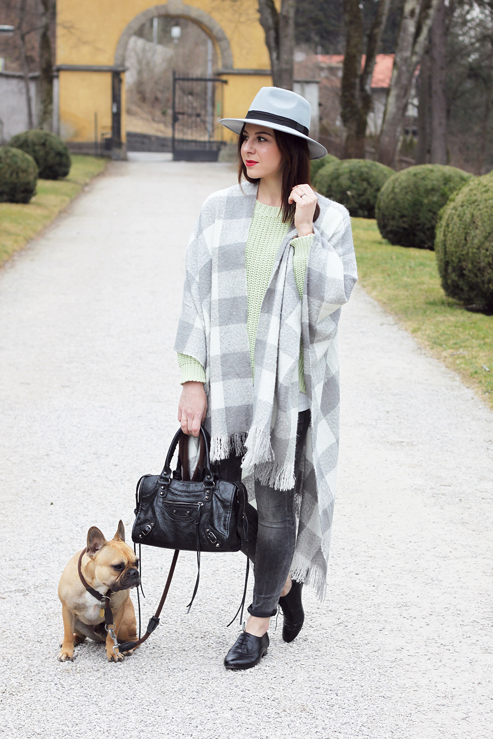 who is mocca, blogger, tirol, tirolerin, fashion, cape newlook, strickpullover hm trend, schnuerschuhe roland, oasap motorcycle bag, fedora boohoo, frenchie, whoismocca.me