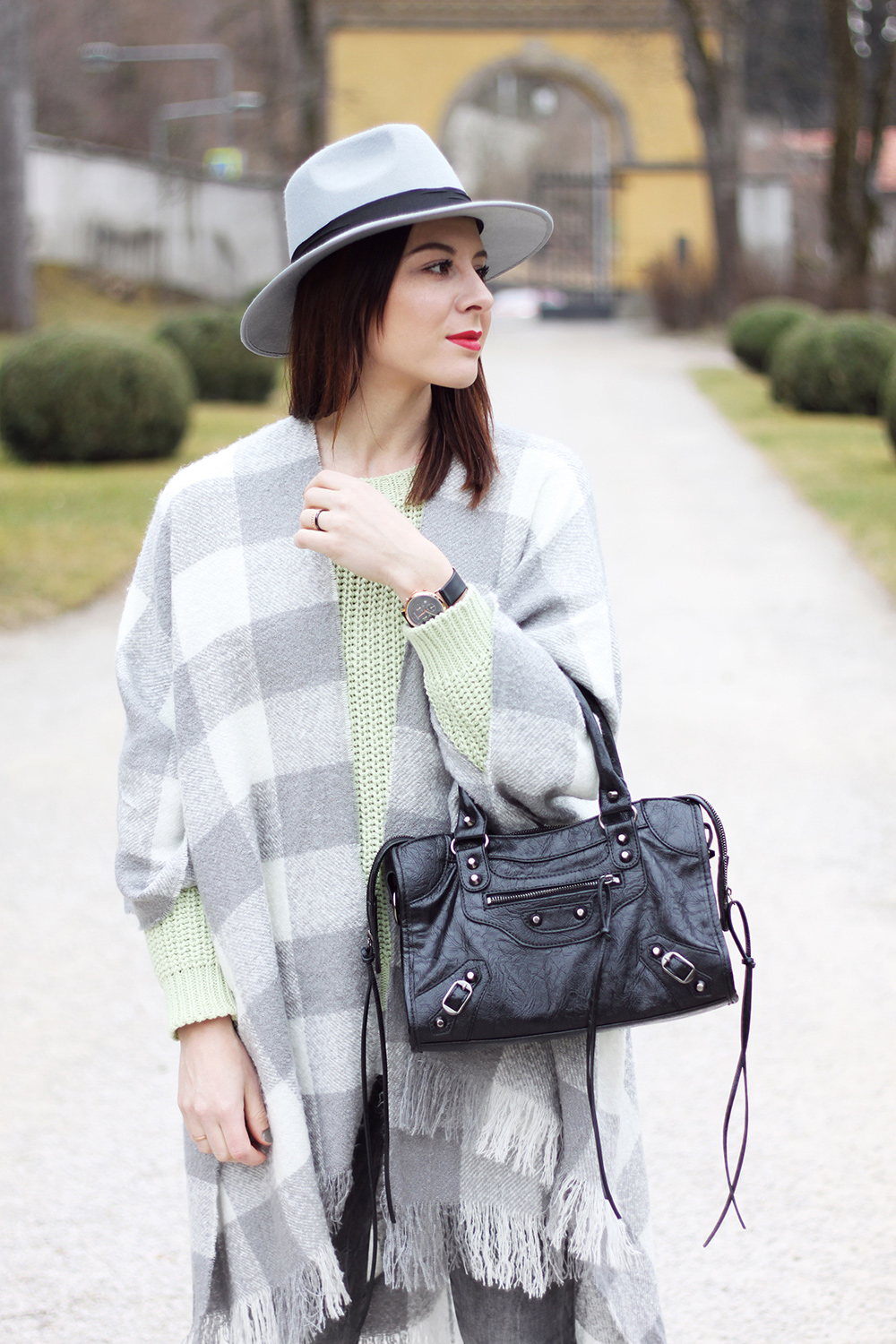 who is mocca, blogger, tirol, tirolerin, fashion, cape newlook, strickpullover hm trend, schnuerschuhe roland, oasap motorcycle bag, fedora boohoo, frenchie, whoismocca.me