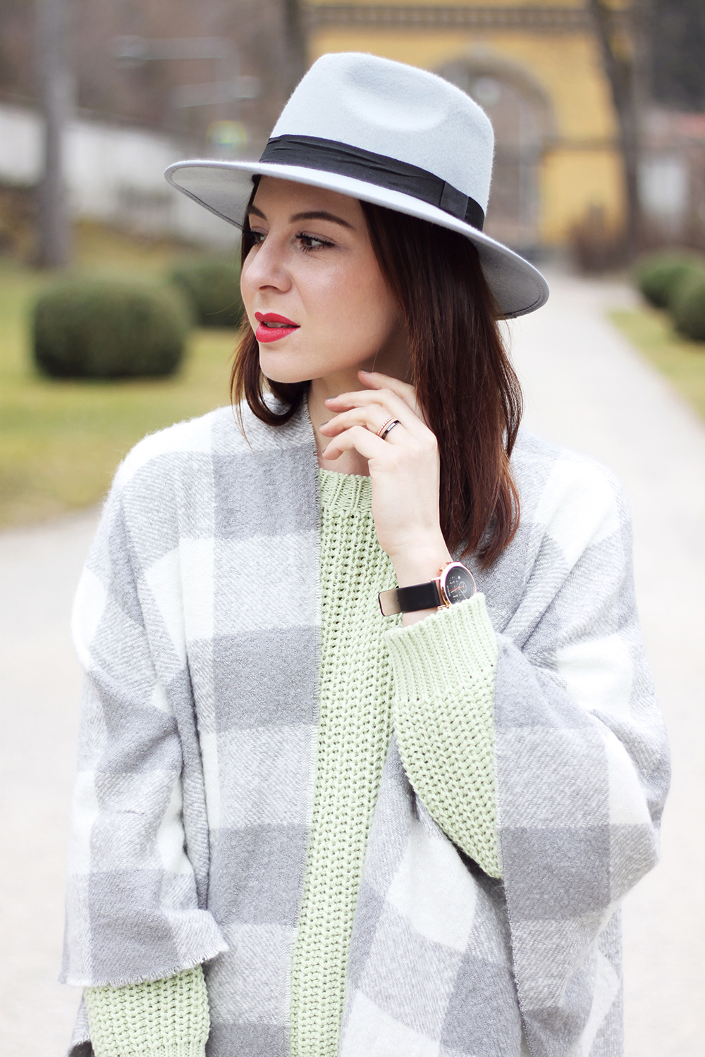 who is mocca, blogger, tirol, tirolerin, fashion, cape newlook, strickpullover hm trend, schnuerschuhe roland, oasap motorcycle bag, fedora boohoo, frenchie, whoismocca.me