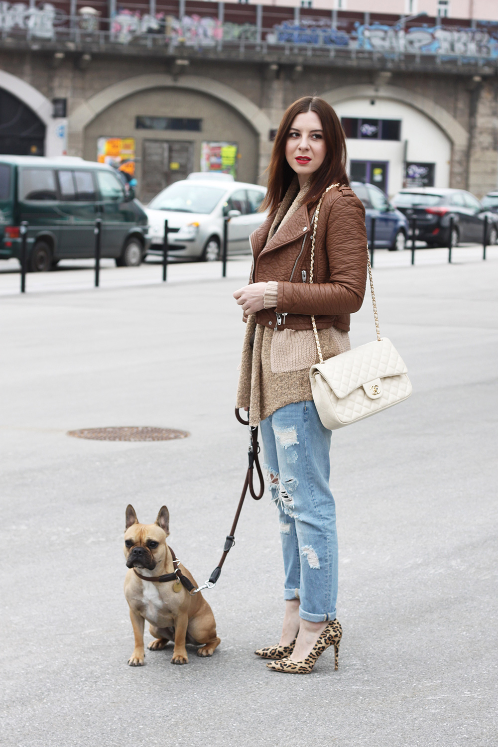 who is mocca, fashionblog, tirol, tirolerin, mode, chanel jumbo classic 2.55 double flap bag beige, lederjacke, hm, oasap, zara, boyfriend jeans, new look pumps, frenchie, french bulldog, cardigan, whoismocca.me