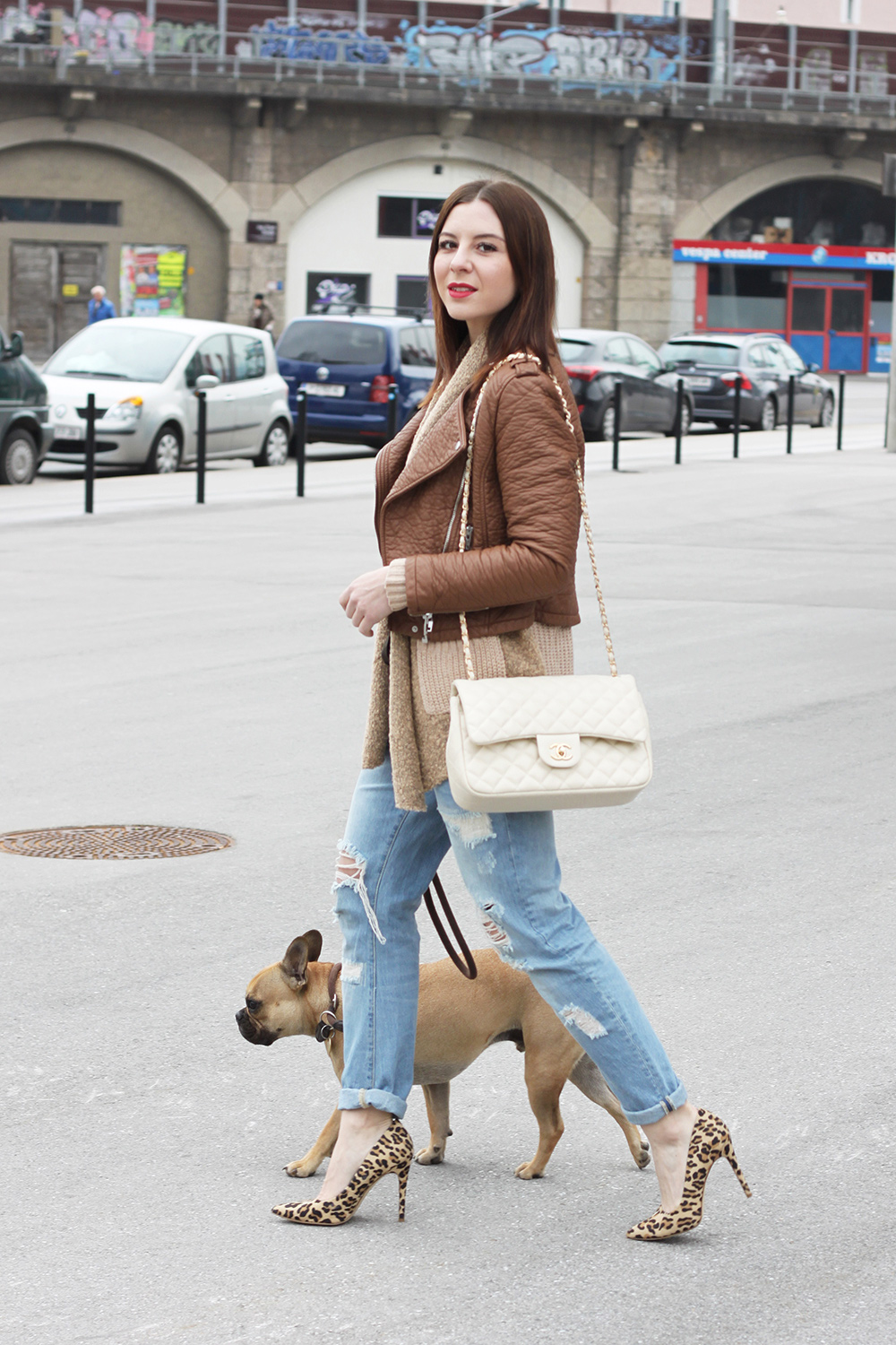 who is mocca, fashionblog, tirol, tirolerin, mode, chanel jumbo classic 2.55 double flap bag beige, lederjacke, hm, oasap, zara, boyfriend jeans, new look pumps, frenchie, french bulldog, cardigan, whoismocca.me