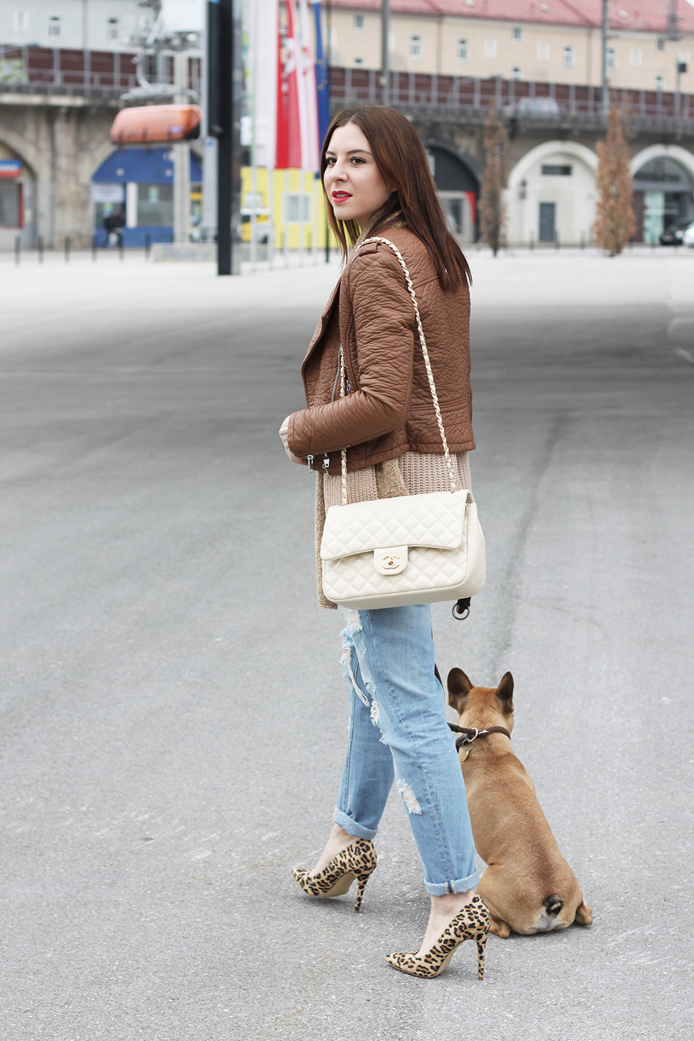 who is mocca, fashionblog, tirol, tirolerin, mode, chanel jumbo classic 2.55 double flap bag beige, lederjacke, hm, oasap, zara, boyfriend jeans, new look pumps, frenchie, french bulldog, cardigan, whoismocca.me