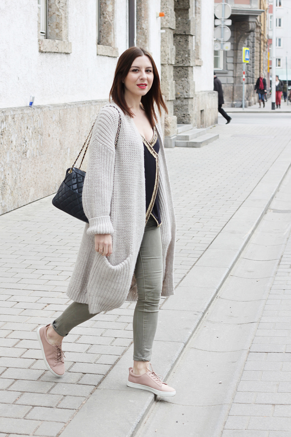 who is mocca, fashionblog, tirol, tirolerin, austria, oesterreich, blogger, sneaker kombinieren, how to style, how to wear, kombinieren, skinny jeans, khaki, oversize cardigan, tasche chanel jumbo vintage camera tassel bag, pailletten top hm, roter lippenstift mac, whoismocca.me