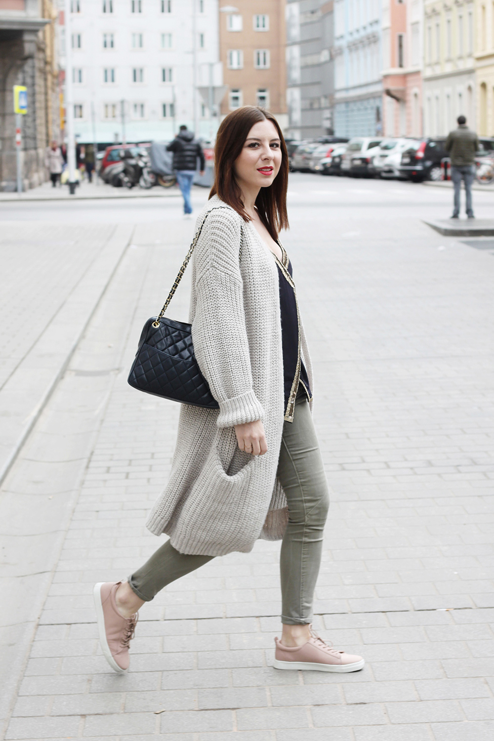 who is mocca, fashionblog, tirol, tirolerin, austria, oesterreich, blogger, sneaker kombinieren, how to style, how to wear, kombinieren, skinny jeans, khaki, oversize cardigan, tasche chanel jumbo vintage camera tassel bag, pailletten top hm, roter lippenstift mac, whoismocca.me