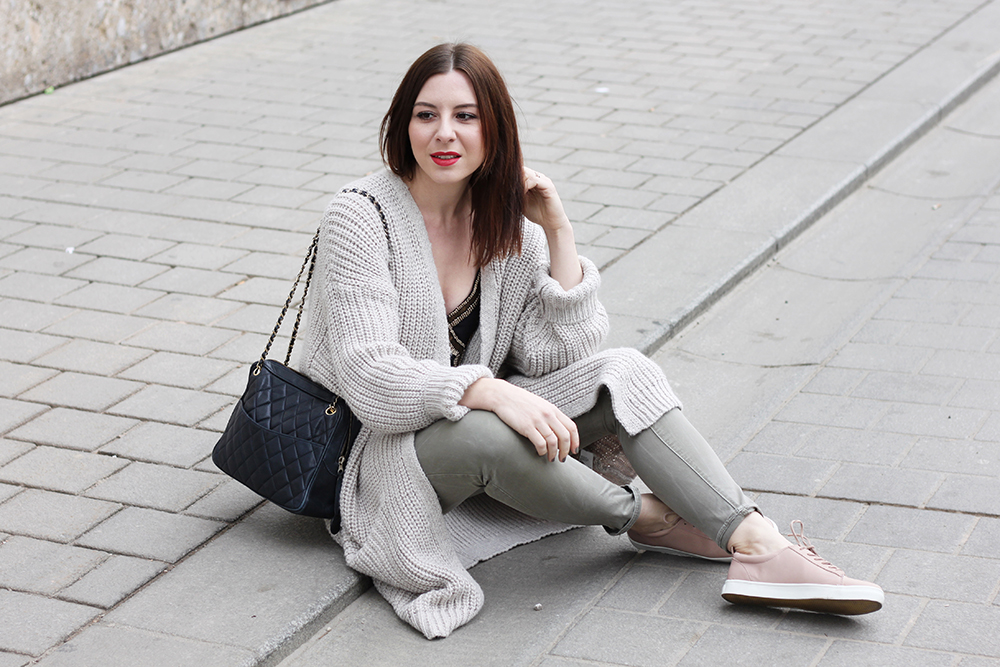 who is mocca, fashionblog, tirol, tirolerin, austria, oesterreich, blogger, sneaker kombinieren, how to style, how to wear, kombinieren, skinny jeans, khaki, oversize cardigan, tasche chanel jumbo vintage camera tassel bag, pailletten top hm, roter lippenstift mac, whoismocca.me