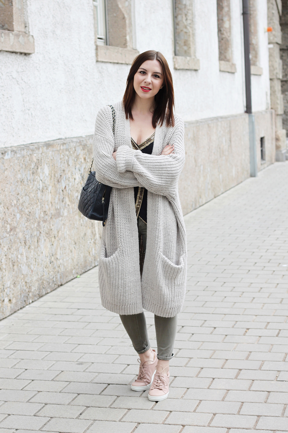 who is mocca, fashionblog, tirol, tirolerin, austria, oesterreich, blogger, sneaker kombinieren, how to style, how to wear, kombinieren, skinny jeans, khaki, oversize cardigan, tasche chanel jumbo vintage camera tassel bag, pailletten top hm, roter lippenstift mac, whoismocca.me