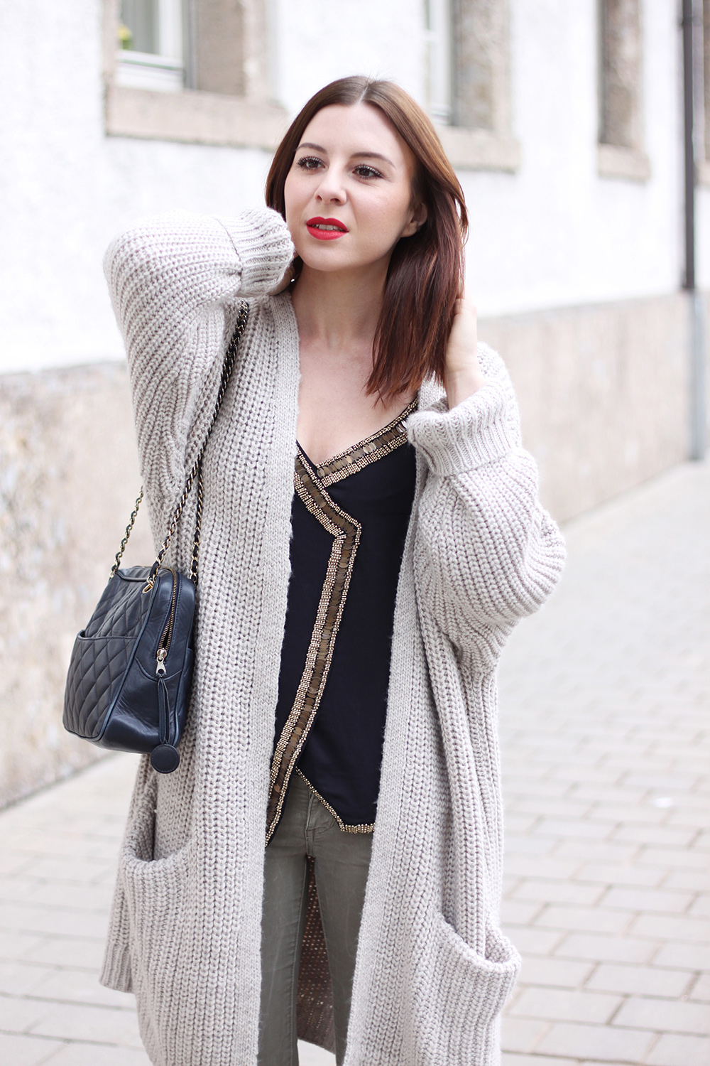 who is mocca, fashionblog, tirol, tirolerin, austria, oesterreich, blogger, sneaker kombinieren, how to style, how to wear, kombinieren, skinny jeans, khaki, oversize cardigan, tasche chanel jumbo vintage camera tassel bag, pailletten top hm, roter lippenstift mac, whoismocca.me