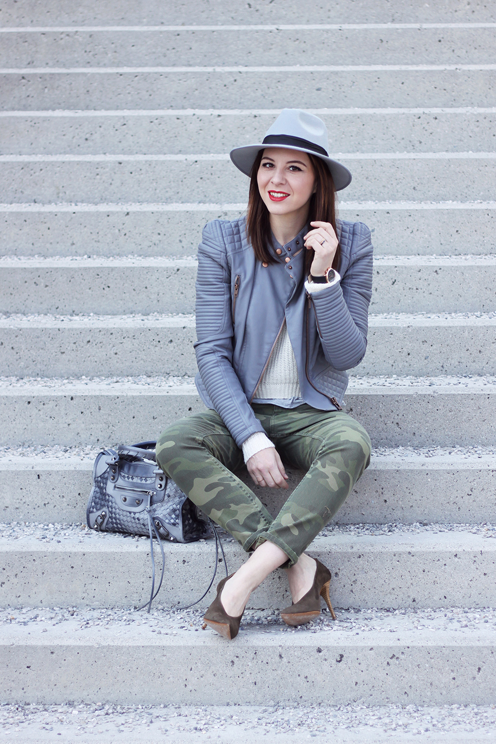 who is mocca, blogger, tirol, tirolerin, fashionblog, beautyblog, ootd, outfit, camouflage baggy jeans zara, pumps, hm, oasap motorcycle bag balenciaga lookalike, lederjacke grau asos, fedora grau boohoo, bering schmuck uhren, layering, whoismocca.me