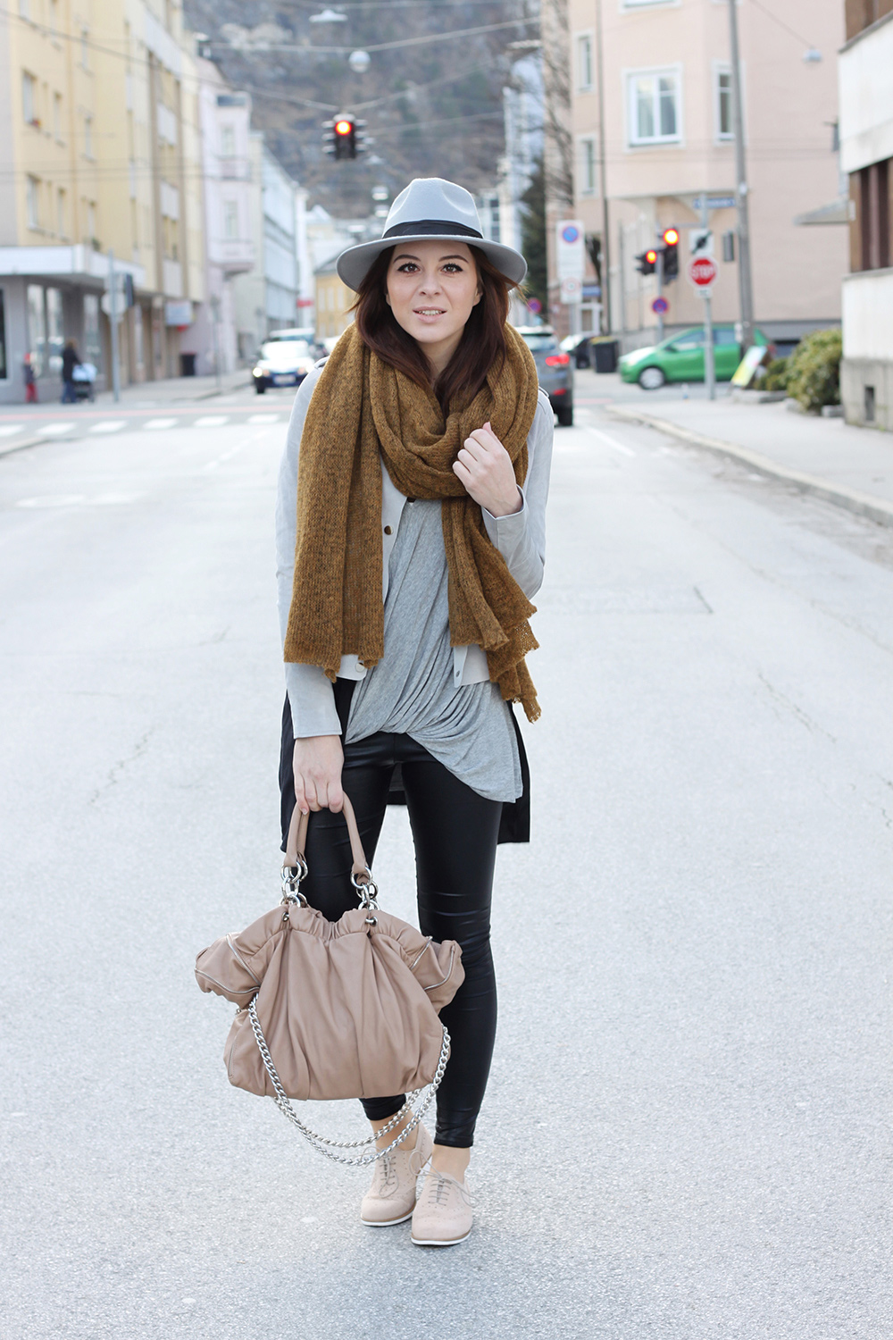 who is mocca, blogger, tirol, austria, oesterreich, modeblog tirol, river island, schnuerschuhe, tasche shopper nude zara, kleiderkreisel, xl schal tabasco asos, fedora hut boohoo, lederleggings, whoismocca.me