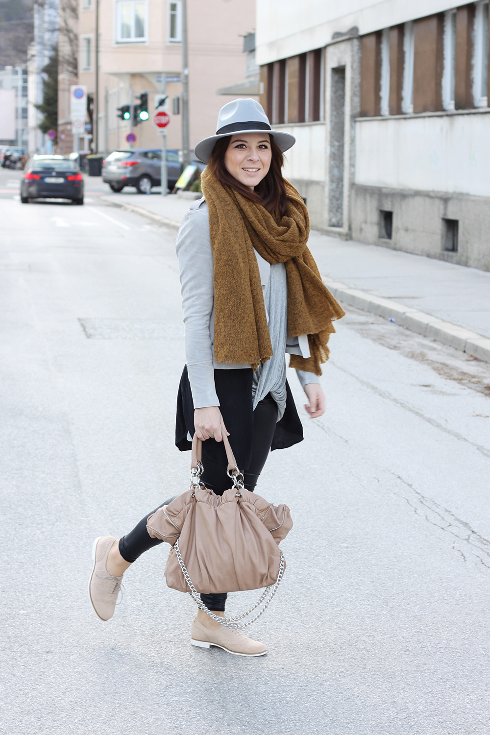 who is mocca, blogger, tirol, austria, oesterreich, modeblog tirol, river island, schnuerschuhe, tasche shopper nude zara, kleiderkreisel, xl schal tabasco asos, fedora hut boohoo, lederleggings, whoismocca.me